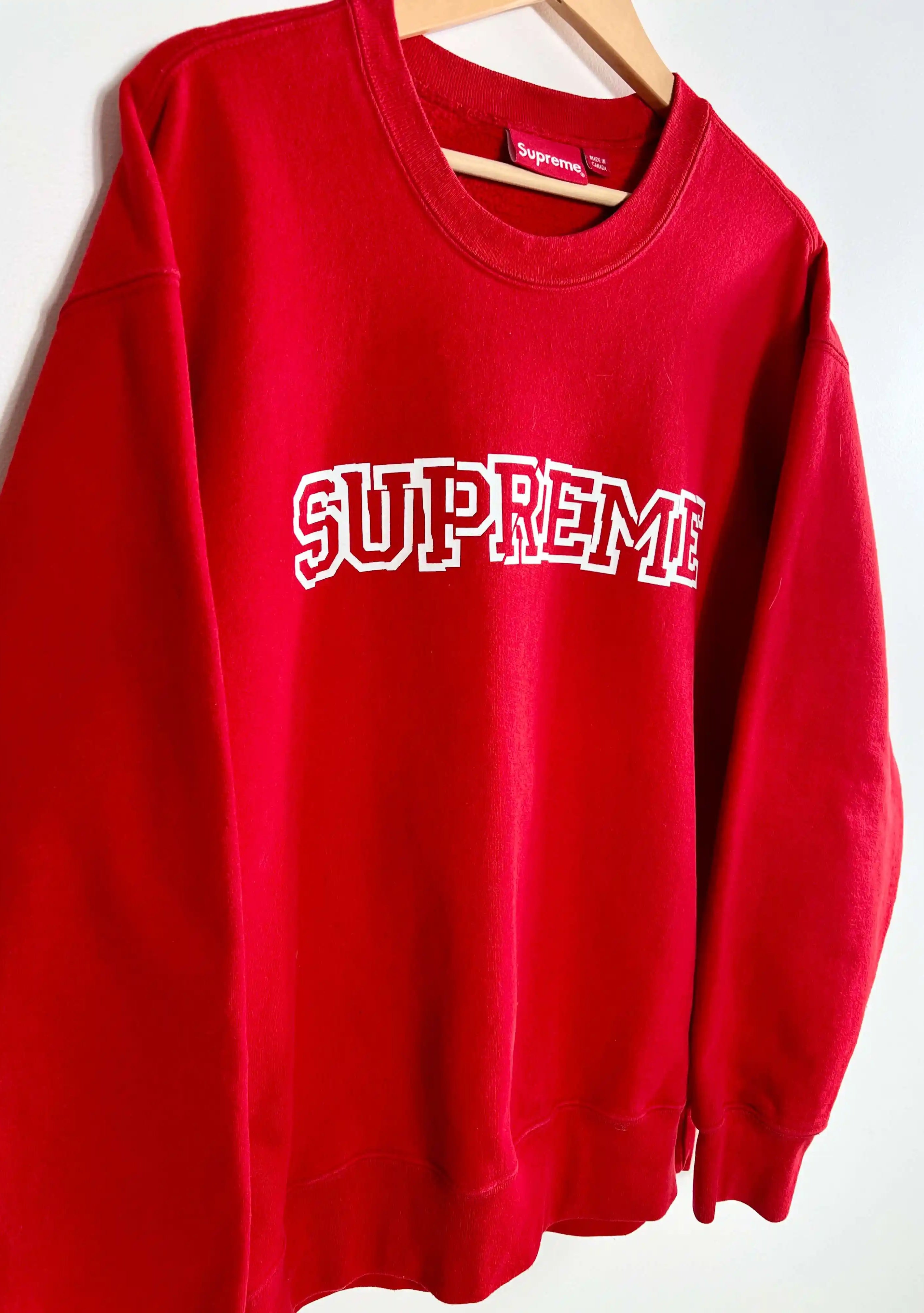 Supreme Shattered Logo Crewneck Rouge vue du logo supreme