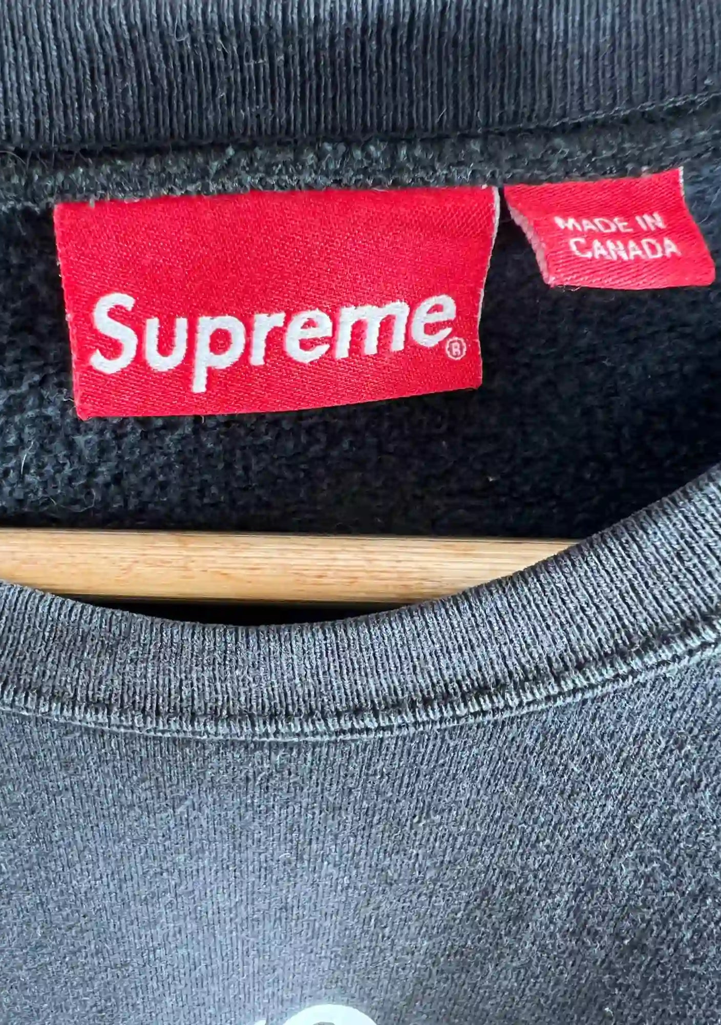 Supreme Underline Crewneck Noir SS20 vue etiquette supreme