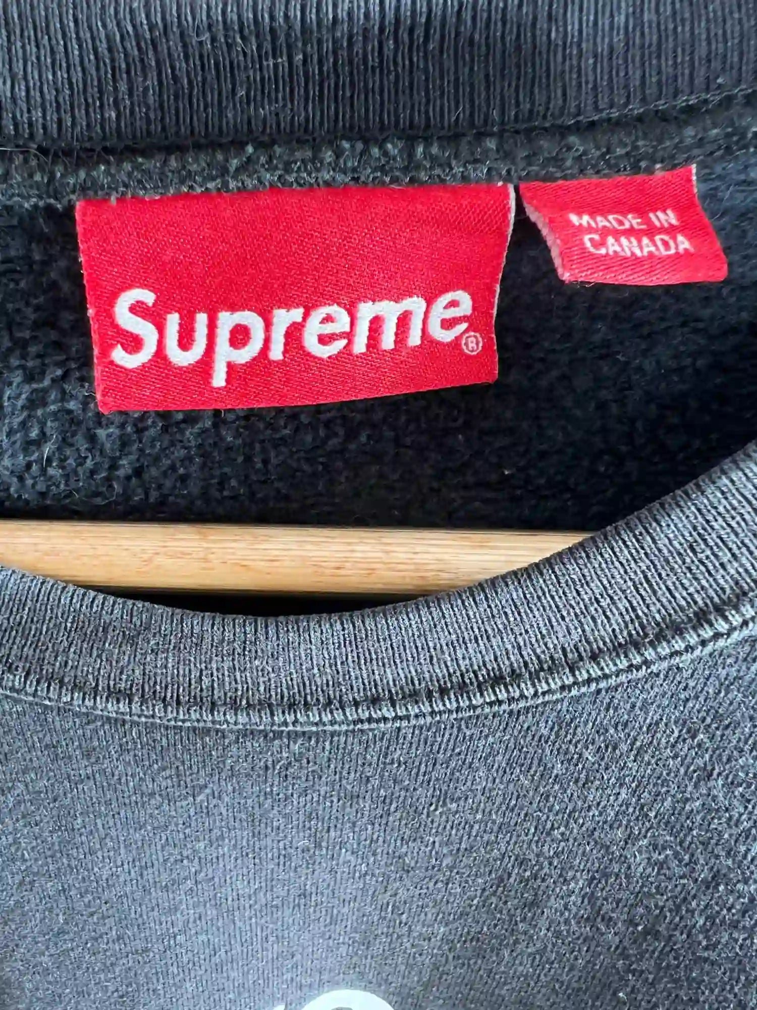 Supreme Underline Crewneck Noir SS20 vue etiquette supreme