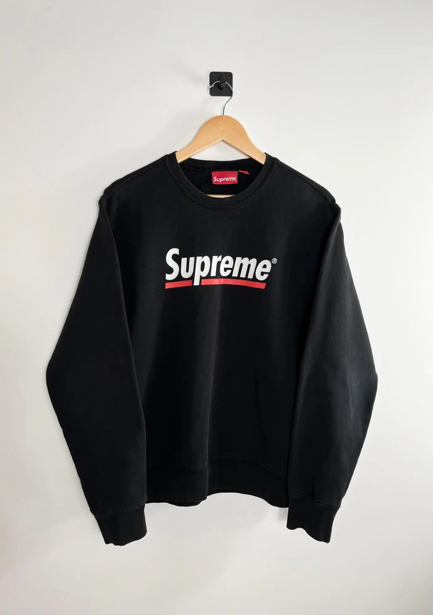 Supreme Underline Crewneck Noir SS20 vue de face