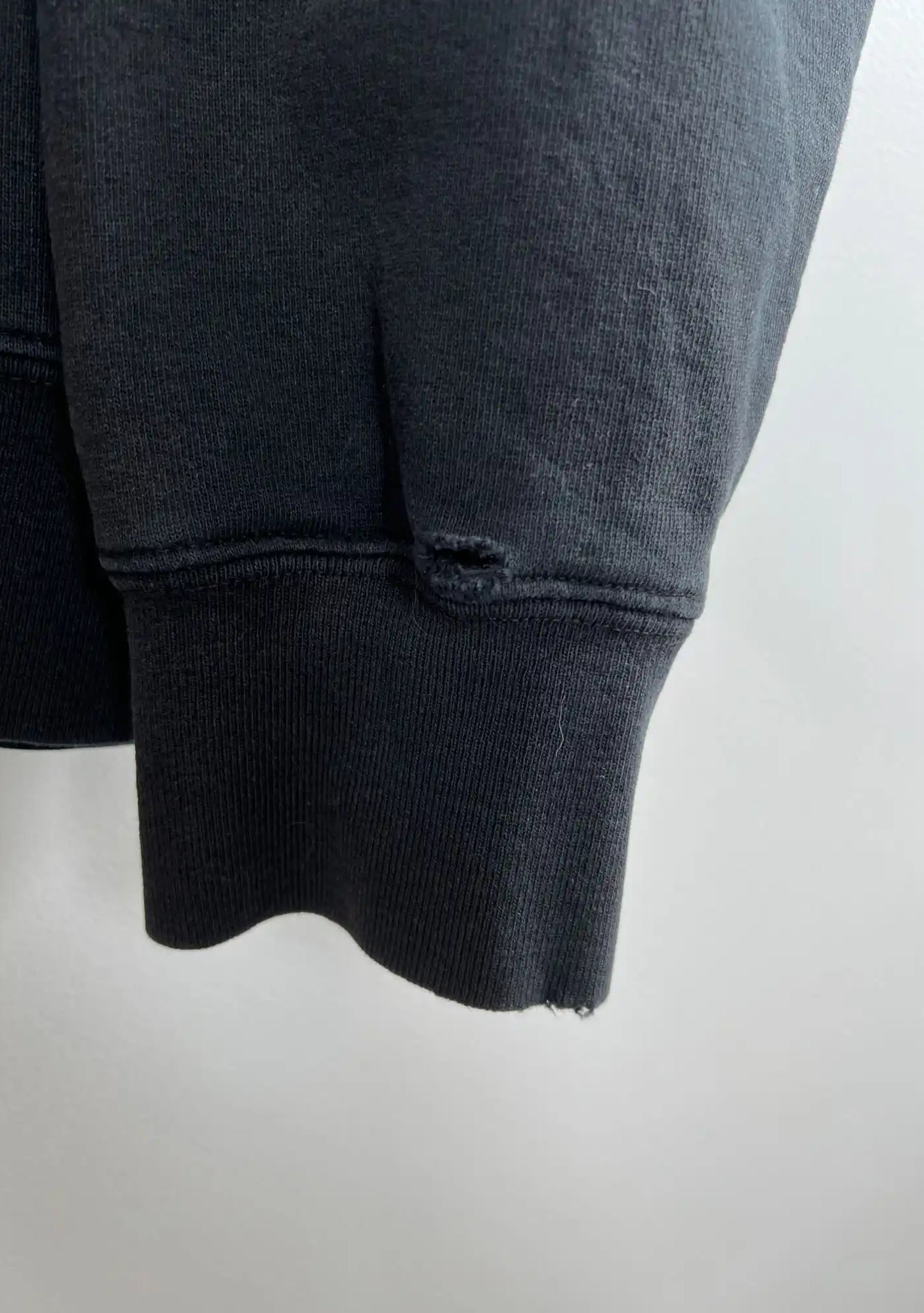 Supreme Underline Crewneck Noir SS20 vue de la manche