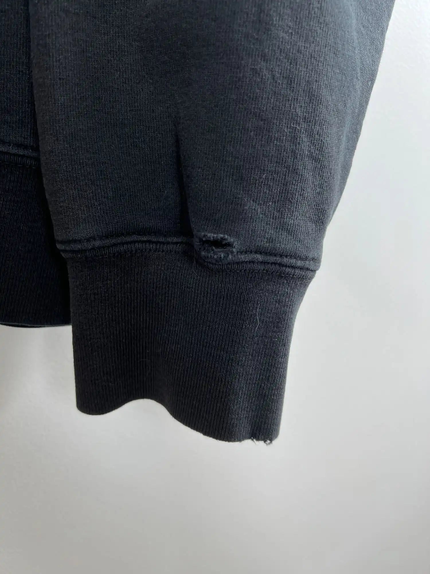 Supreme Underline Crewneck Noir SS20 vue de la manche