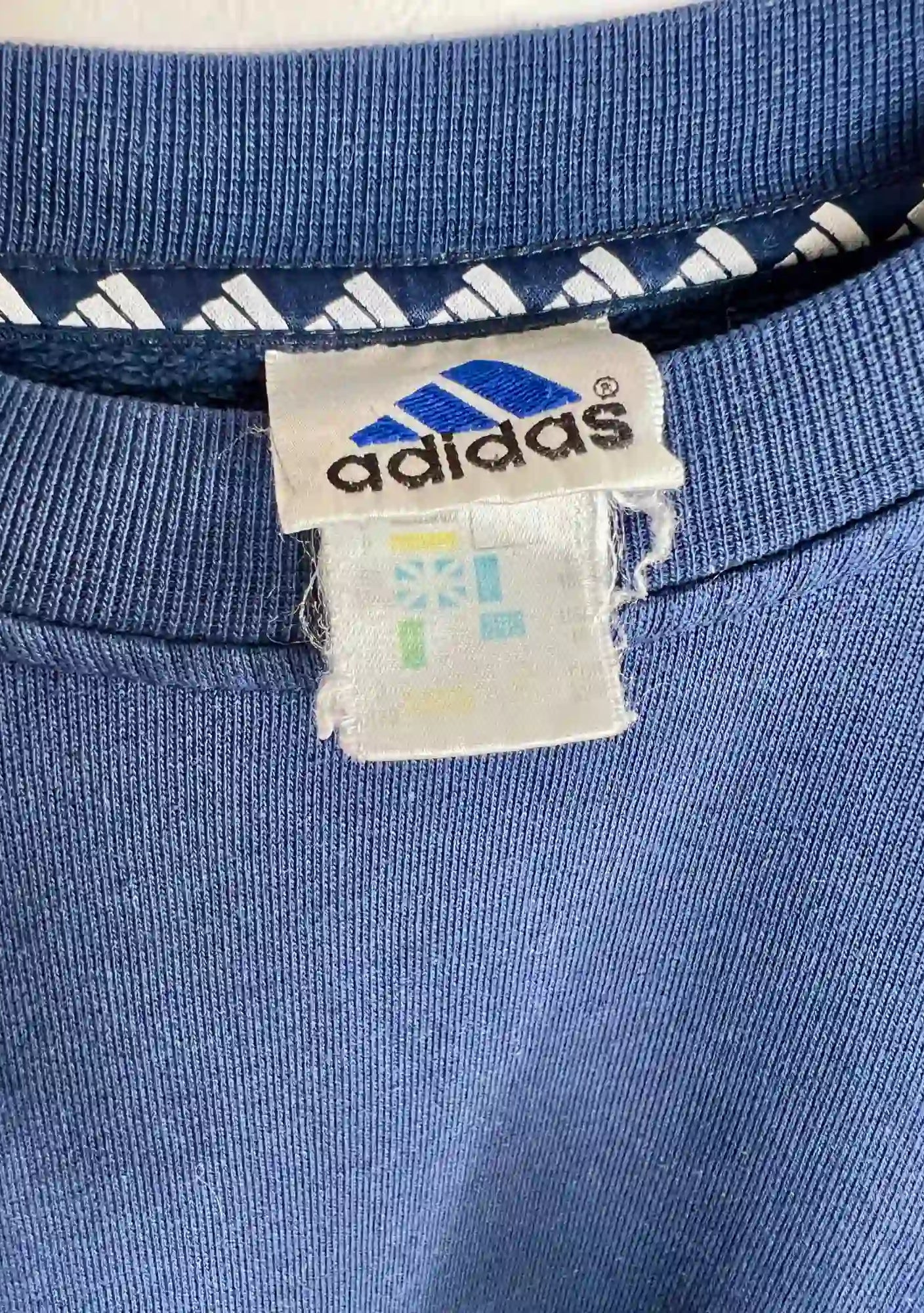 Sweat Adidas Vintage 90's Bleu Marine vue de etiquette adidas