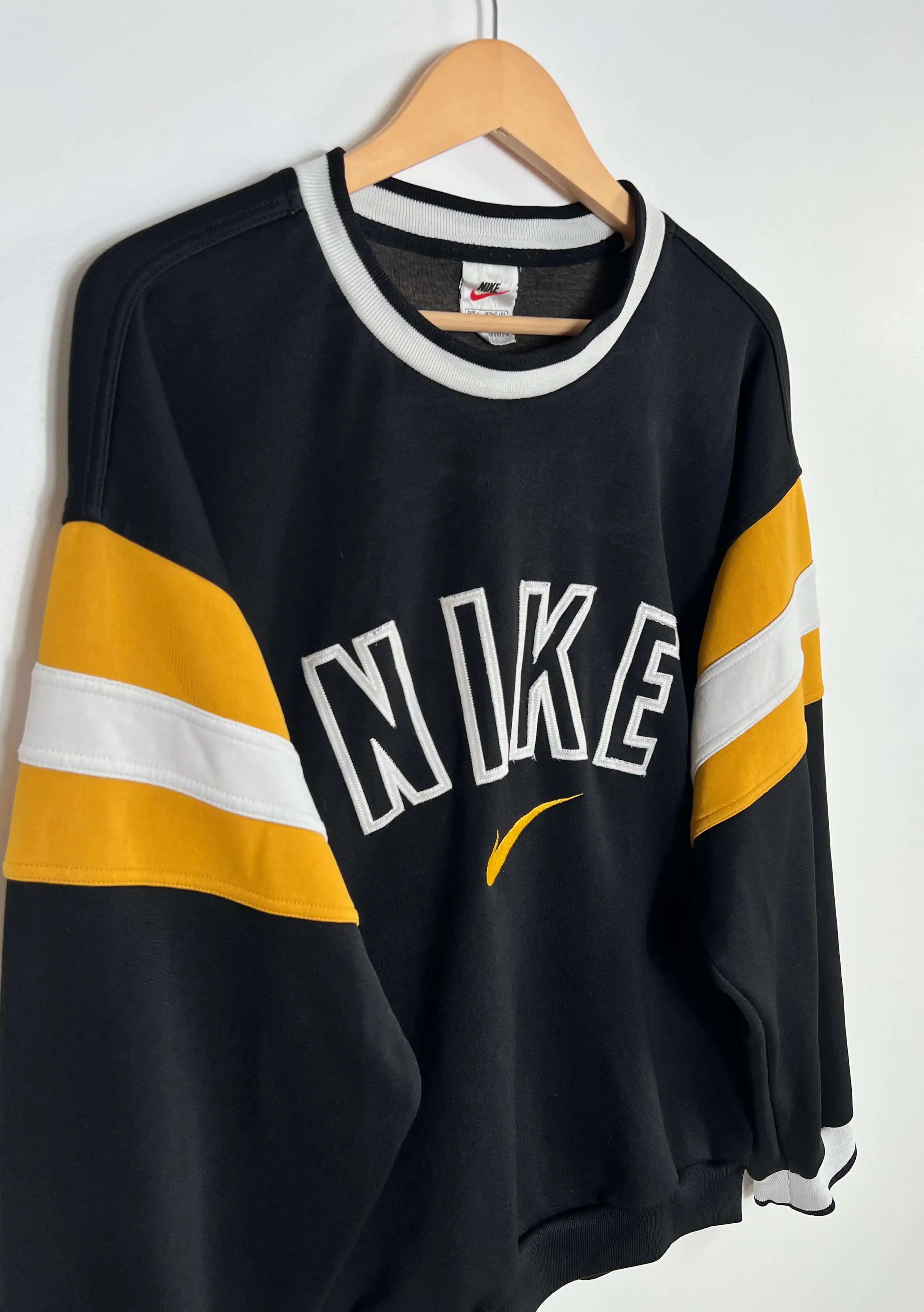 Sweat Nike 90's Noir vue du logo nike brodé