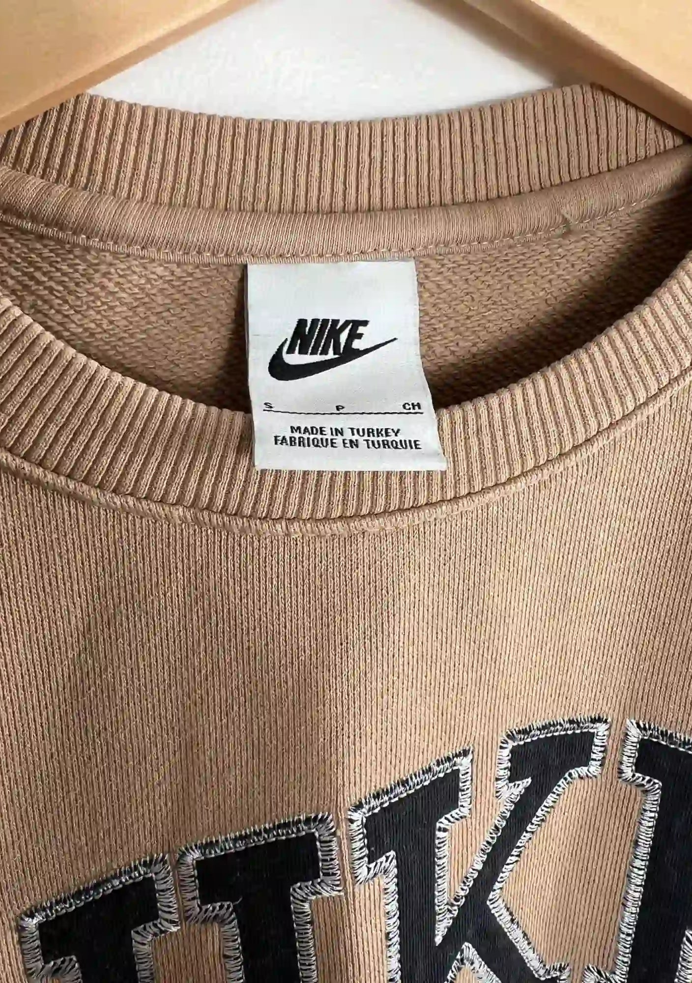 Sweat Nike Marron Femme Retro vue de etiquette nike