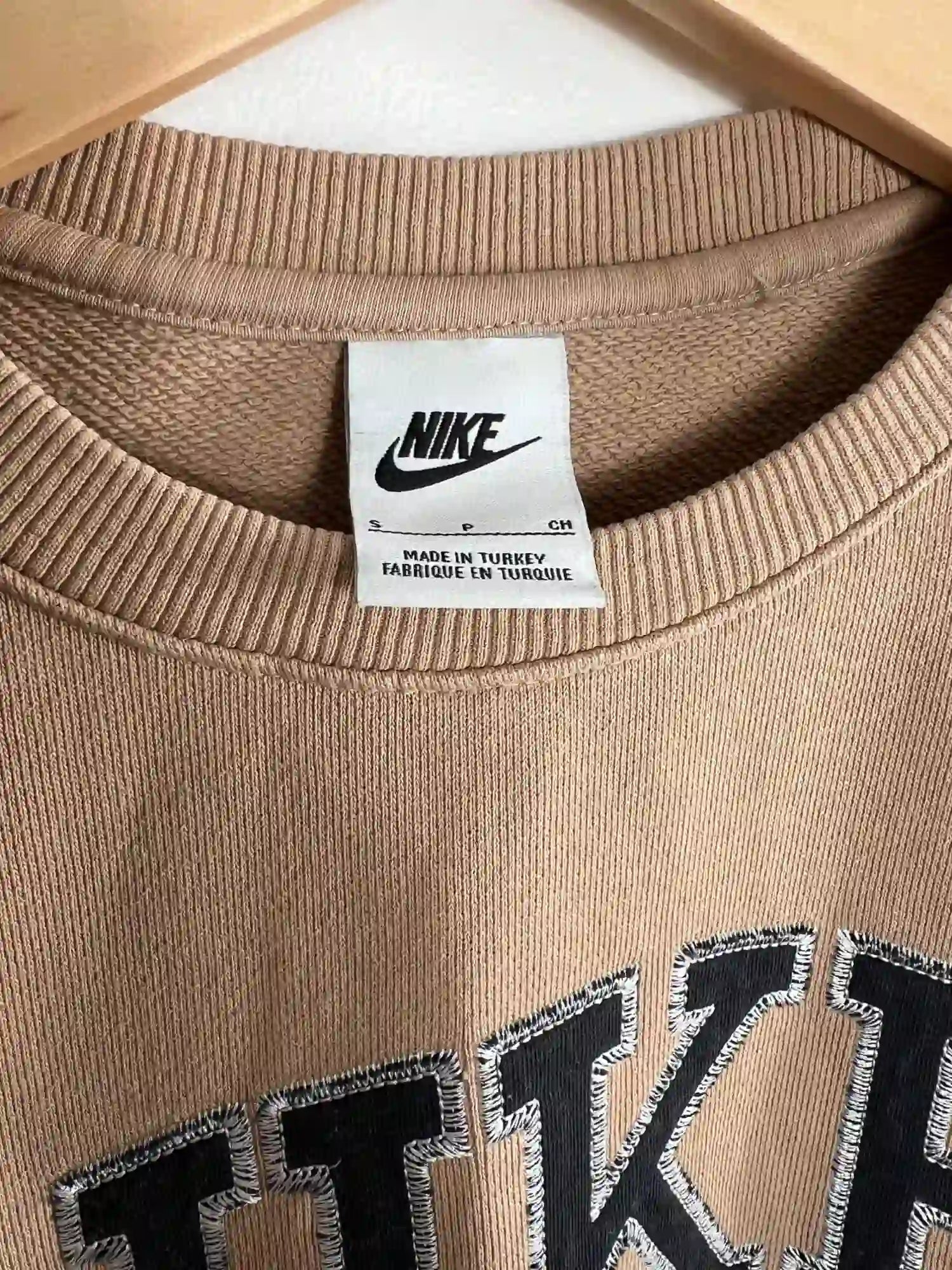 Sweat Nike Marron Femme Retro vue de etiquette nike