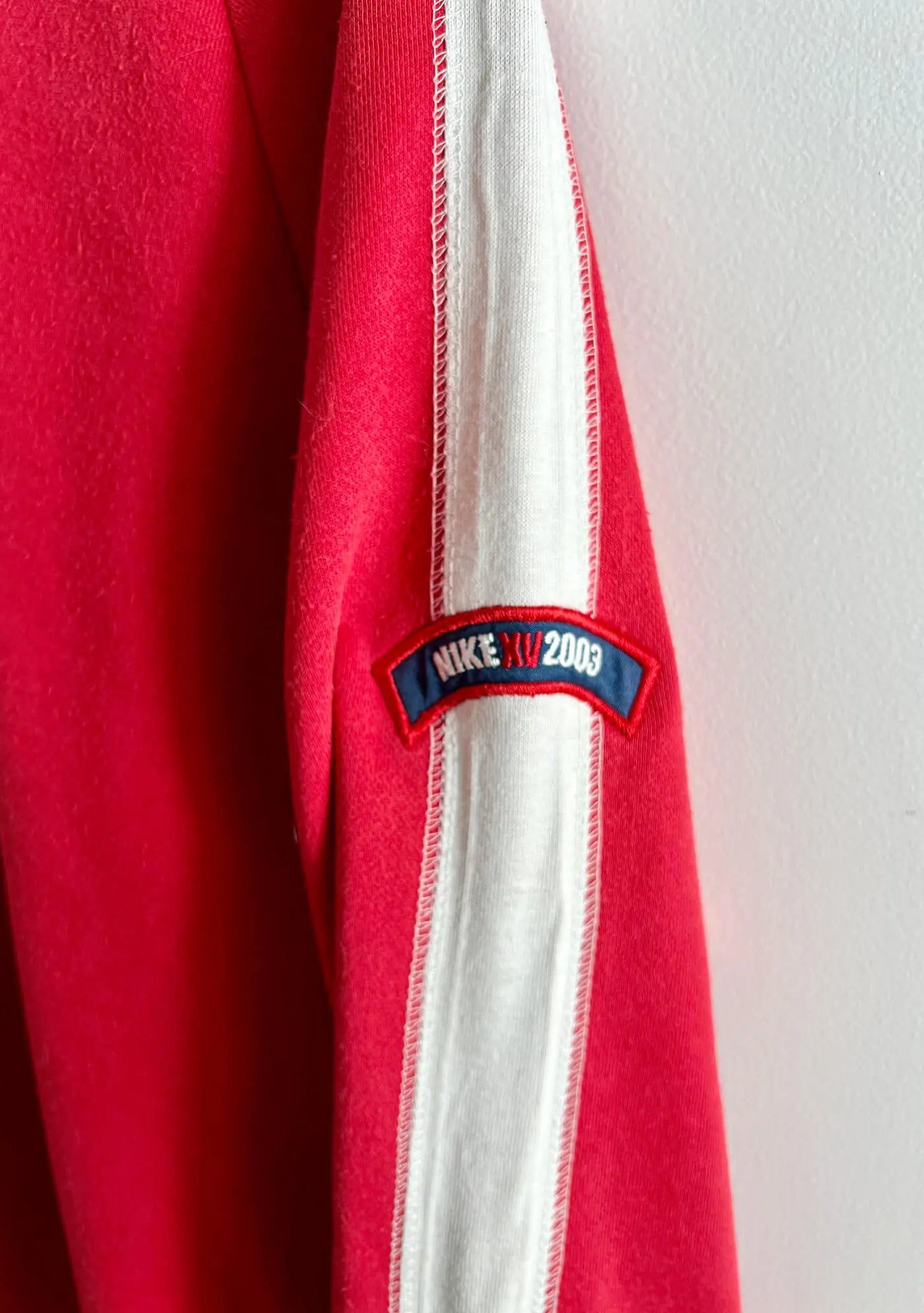 Sweat Nike Rouge 2000s vue de la manche