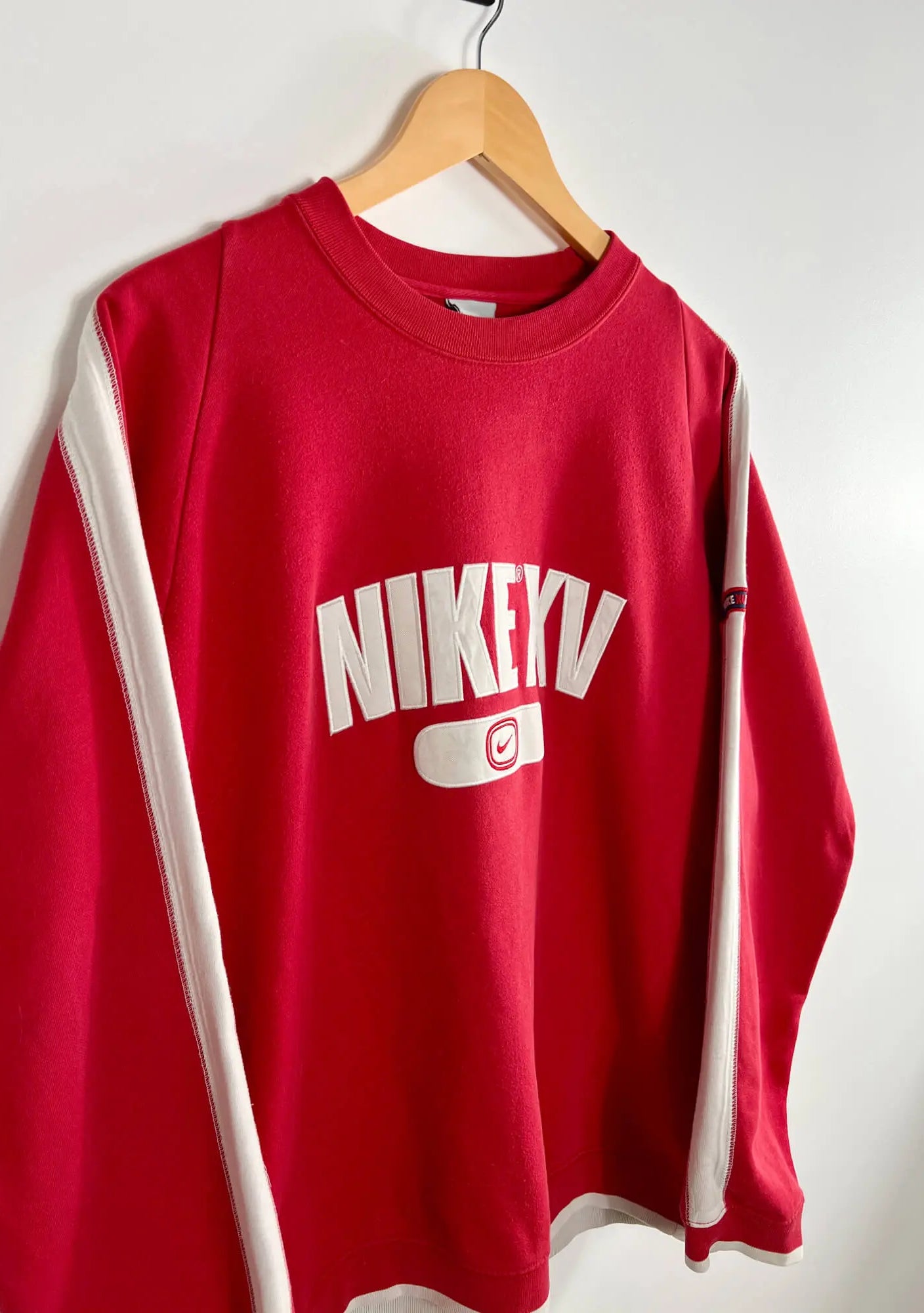 Sweat Nike Rouge 2000s vue du logo nike
