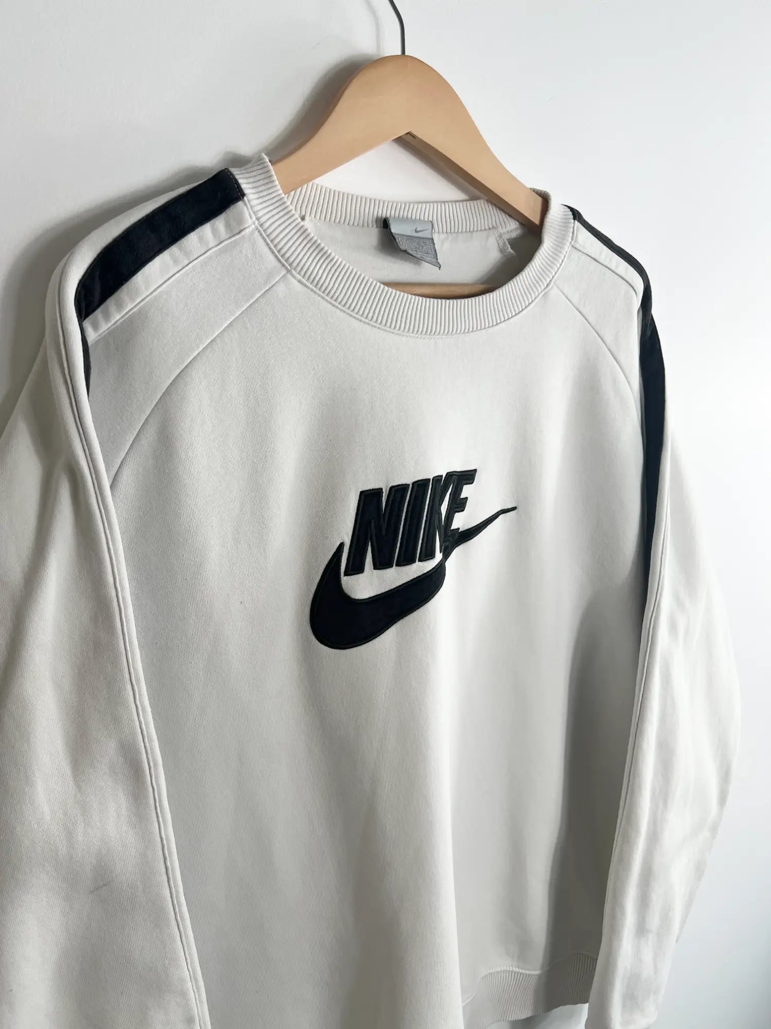Sweat Nike Vintage 00s blanc logo nike brode vue de coter