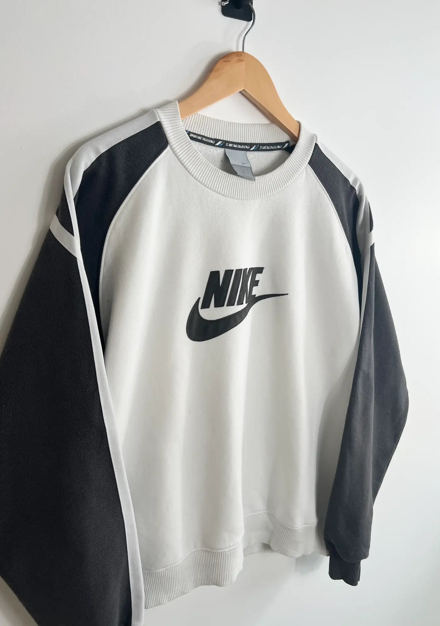 Sweat Nike Vintage 00s blanc et logo noir vue de coter