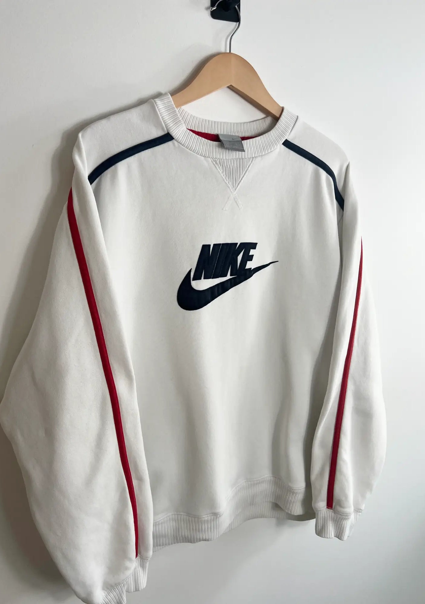 Sweat Nike Vintage 00s blanc avec logo nike noir vue de coter