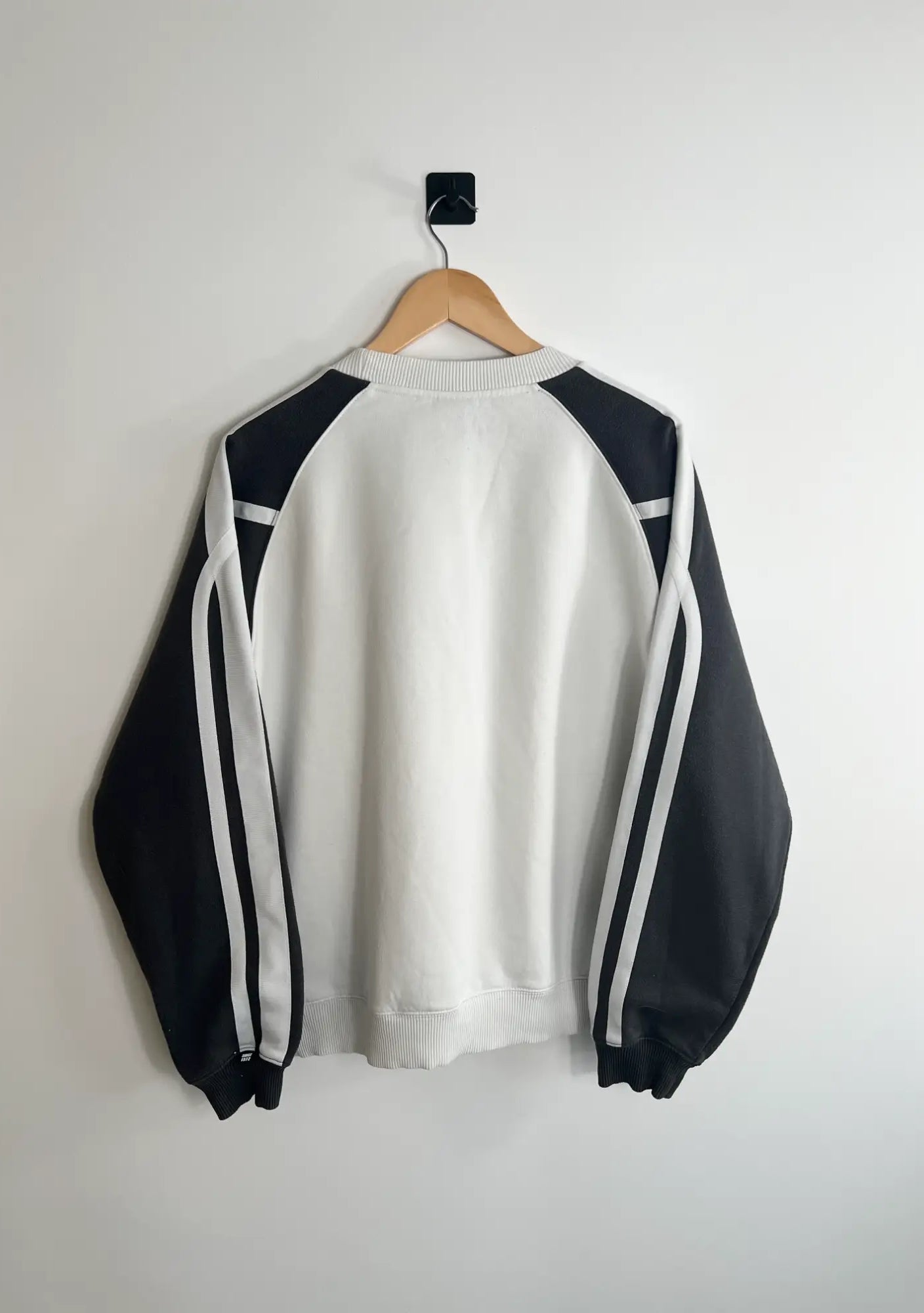 Sweat Nike Vintage 00s blanc et logo noir vue de dos