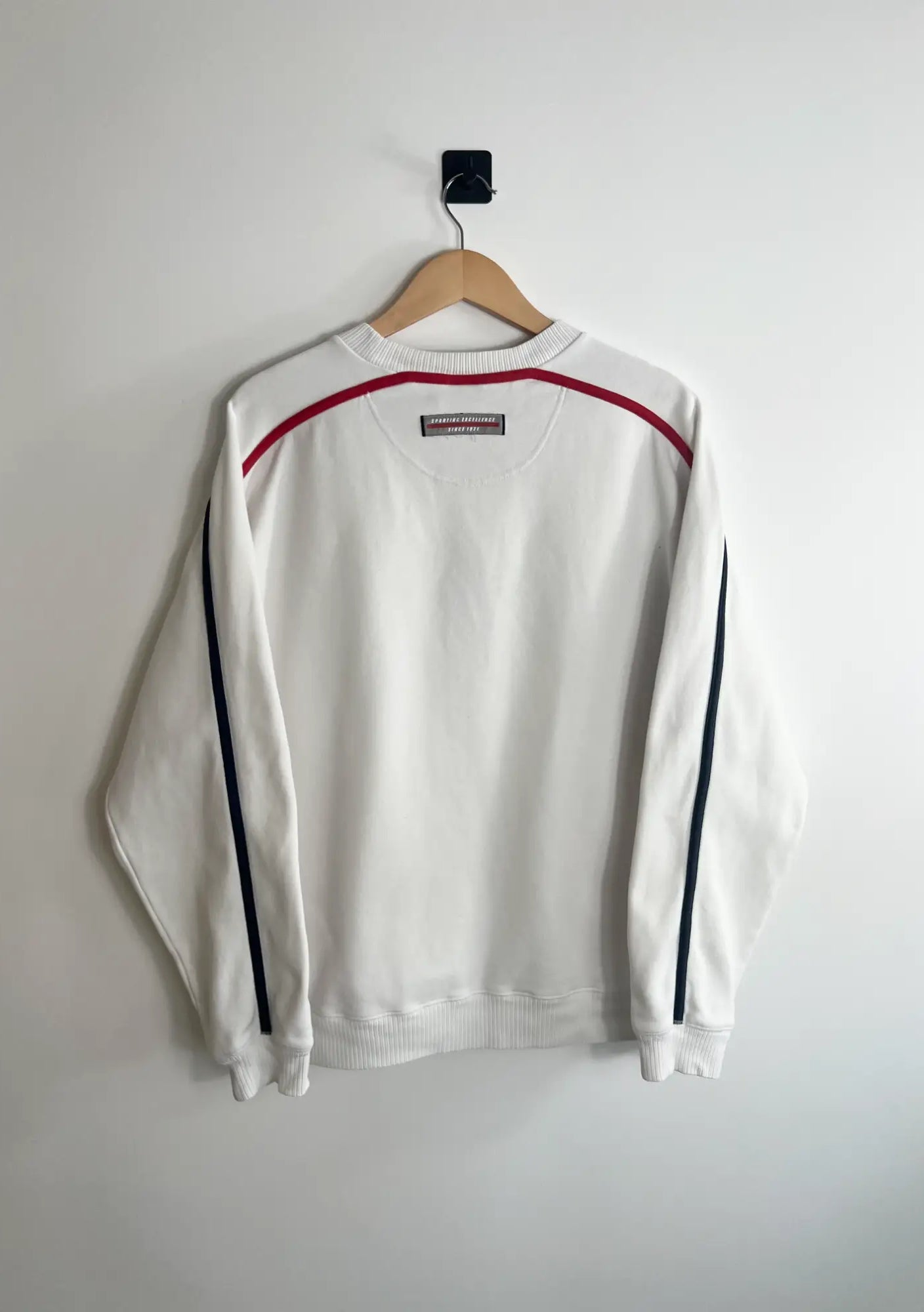 Sweat Nike Vintage 00s blanc avec logo nike noir vue de dos
