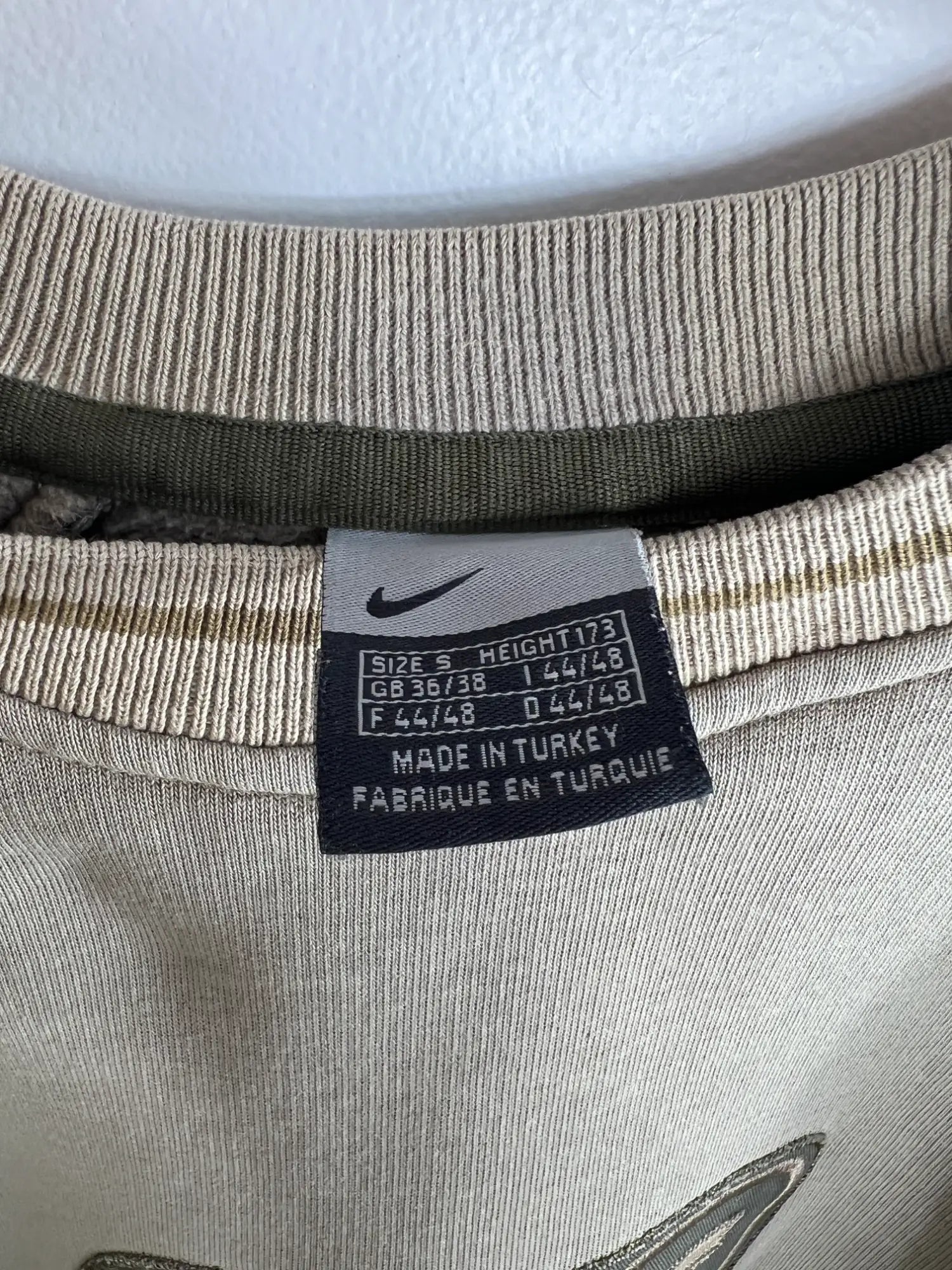 Sweat Nike Vintage 00s kaki vue de etiquette