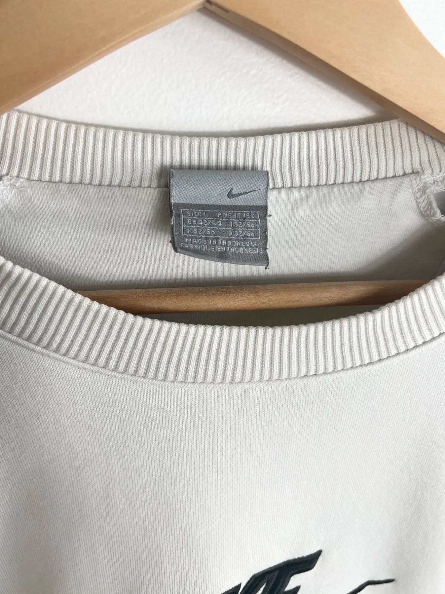 Sweat Nike Vintage 00s blanc logo nike brode vue de etiquette