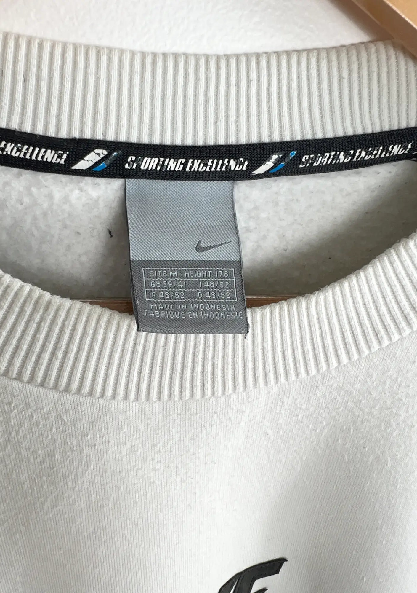 Sweat Nike Vintage 00s blanc et logo noir vue de etiquette