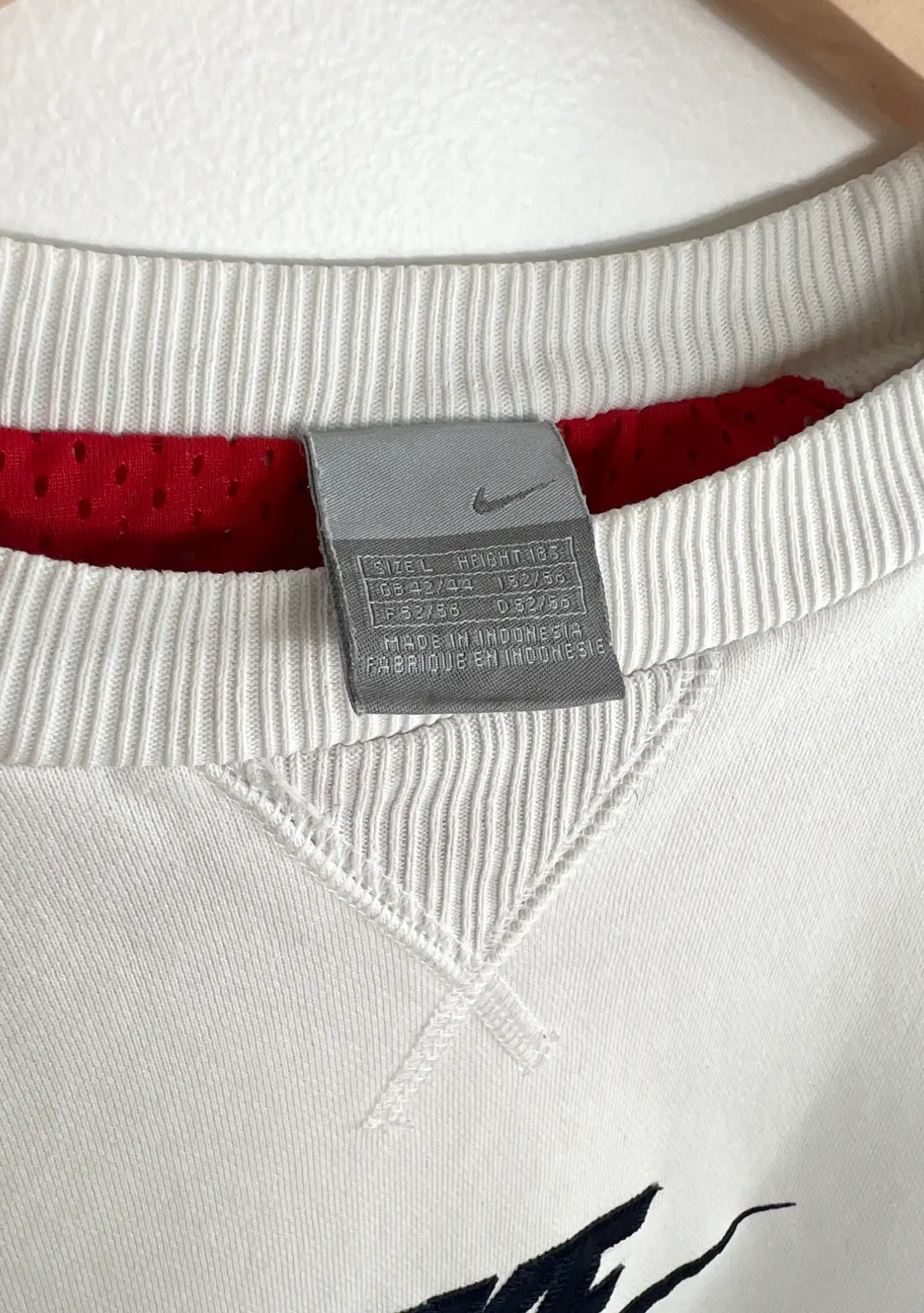 Sweat Nike Vintage 00s blanc avec logo nike noir vue de etiquette