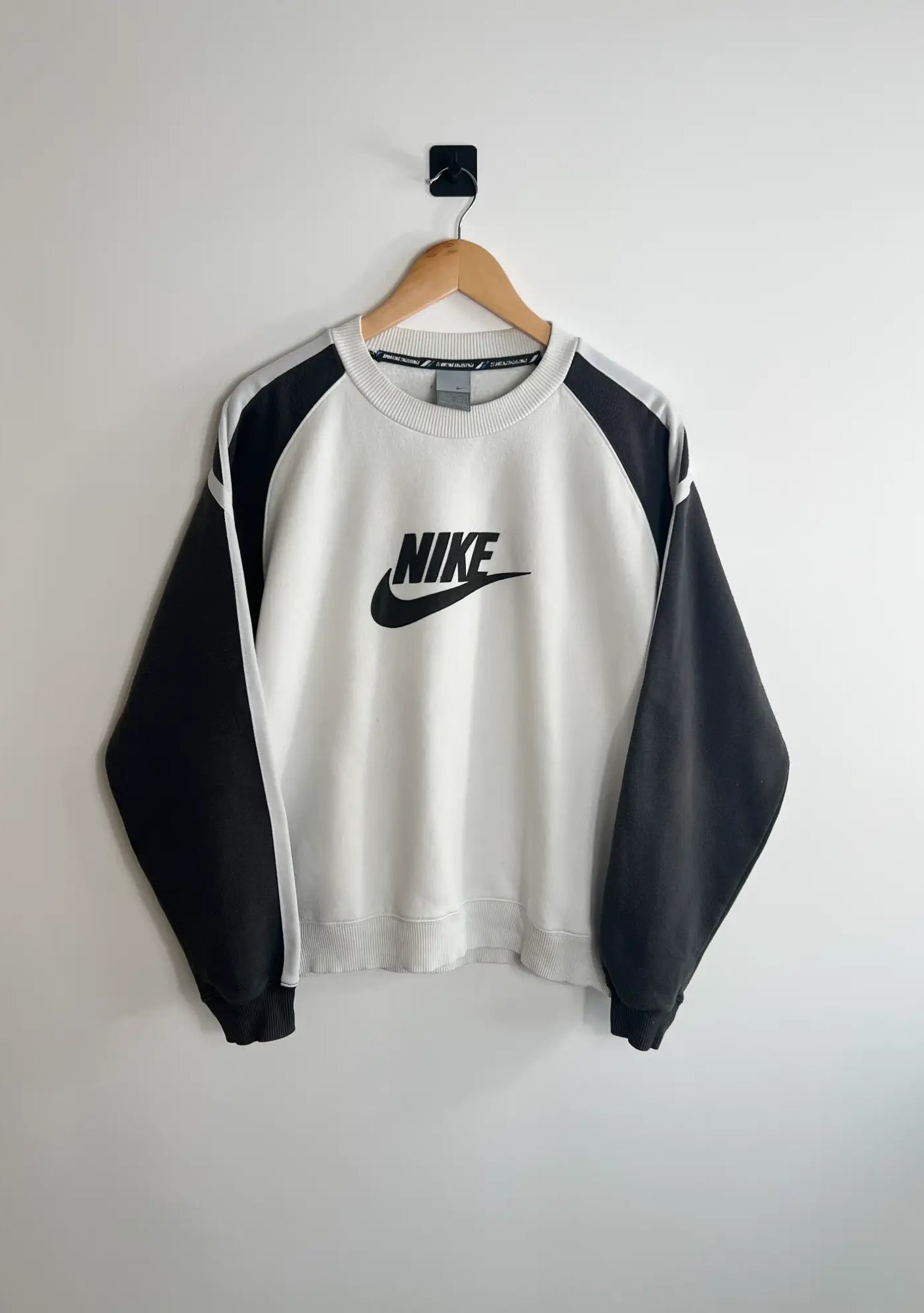 Sweat Nike Vintage 00s blanc et logo noir vue de face