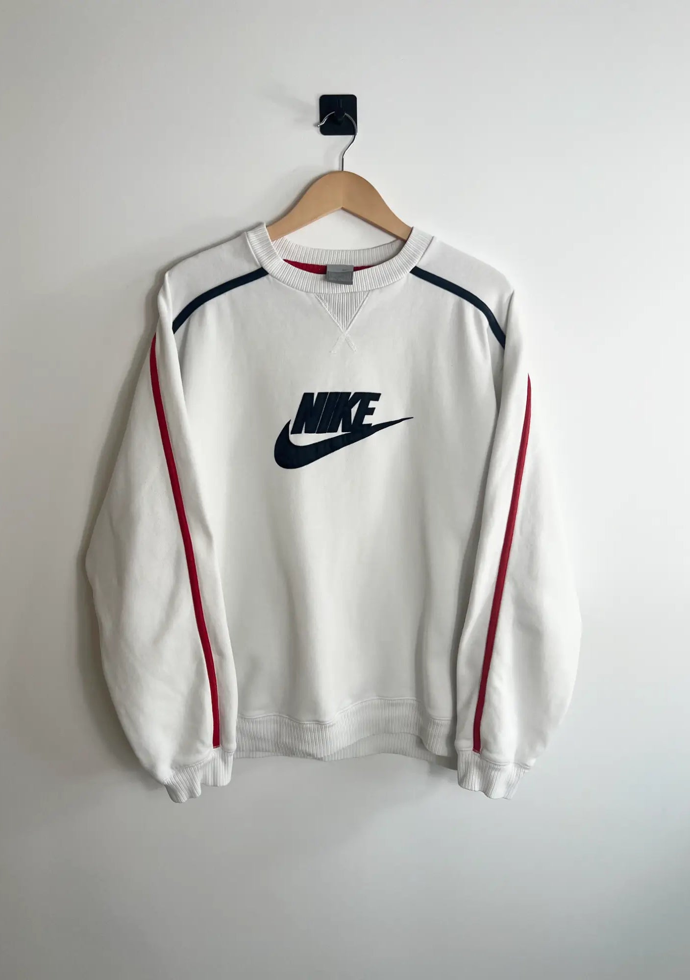 Sweat Nike Vintage 00s blanc avec logo nike noir vue de face