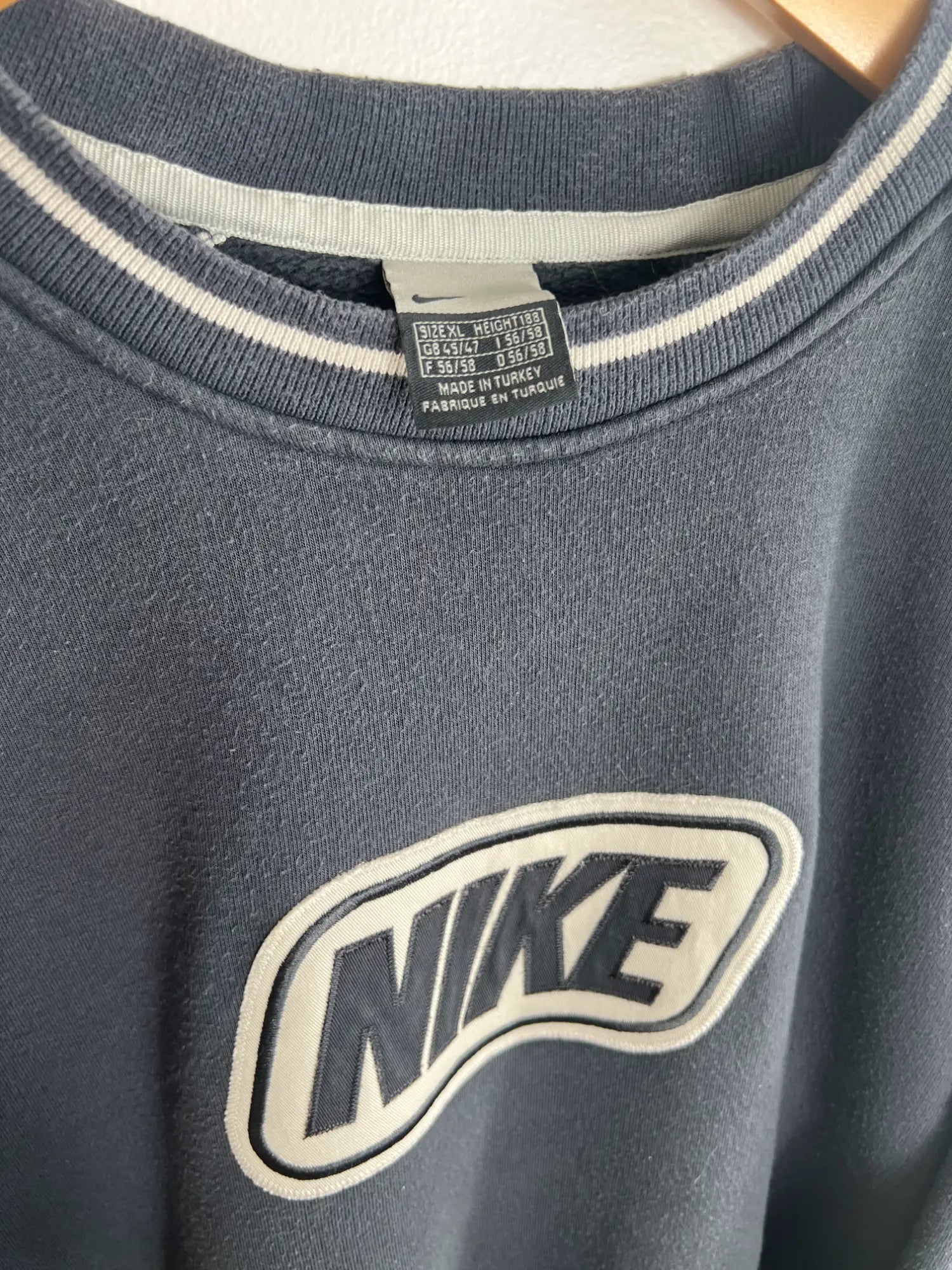 Sweat Nike Vintage 00s noir avec nike brode vue du logo nike