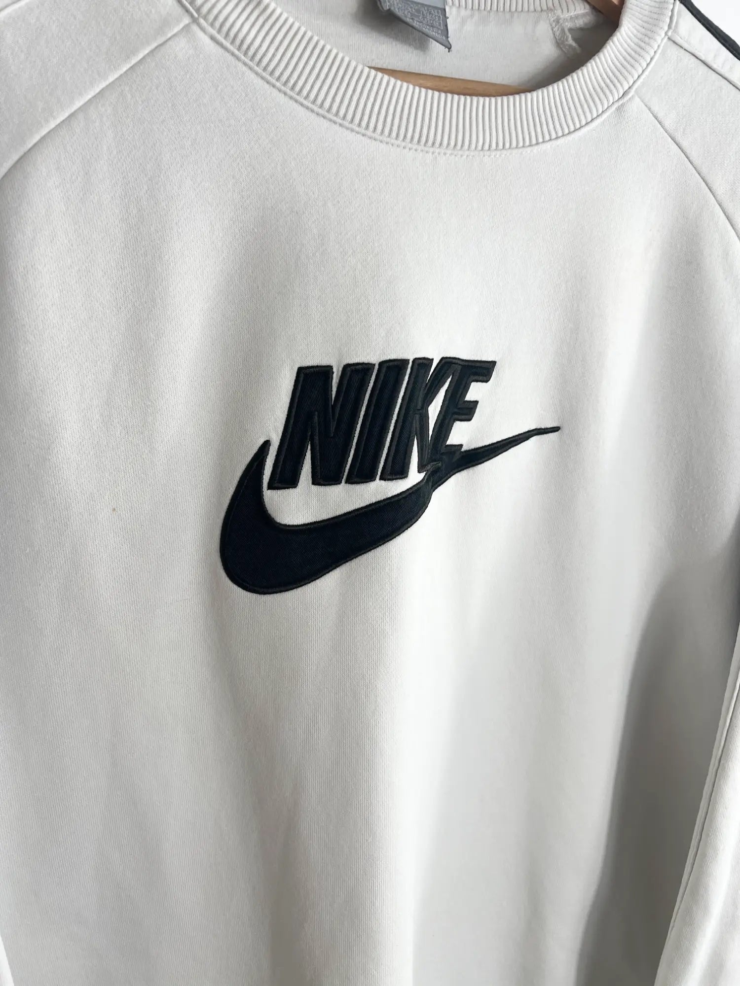 Sweat Nike Vintage 00s blanc logo nike brode vue de logo nike