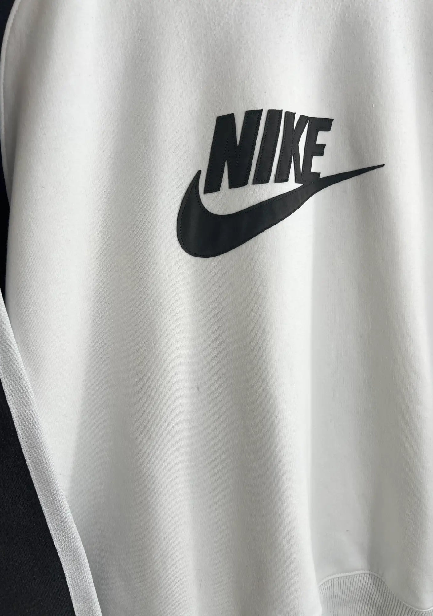 Sweat Nike Vintage 00s blanc et logo noir vue de logo