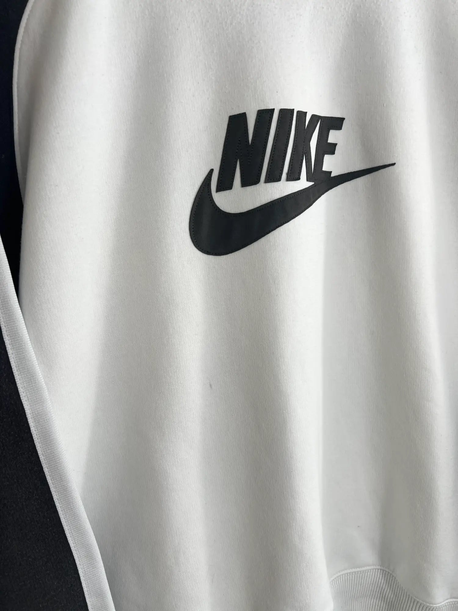 Sweat Nike Vintage 00s blanc et logo noir vue de logo