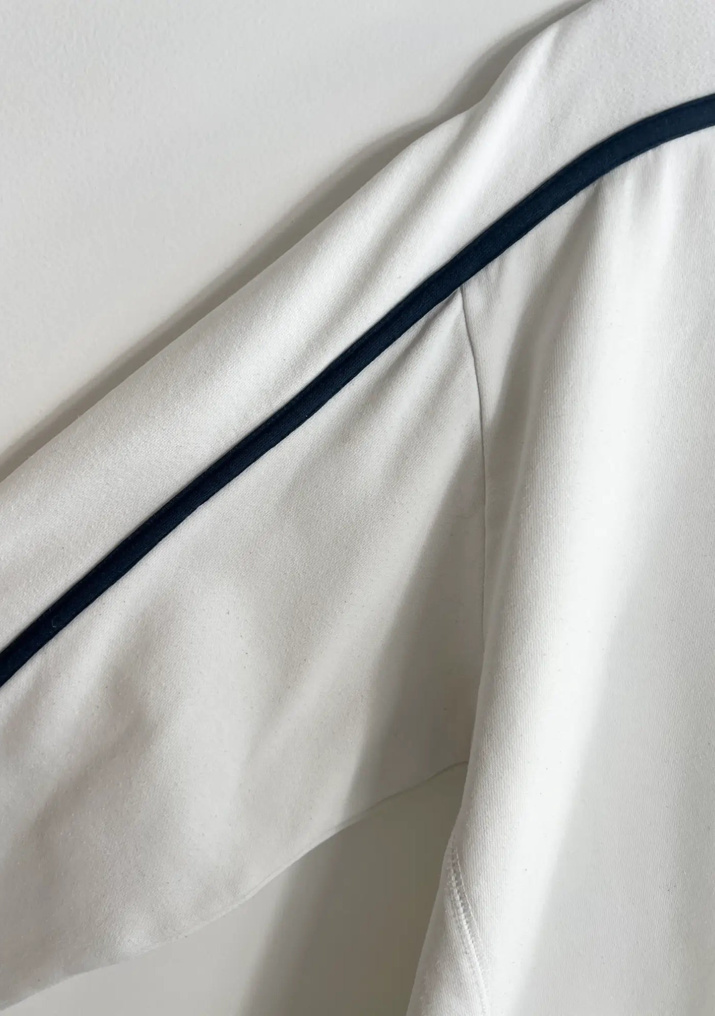Sweat Nike Vintage 00s blanc avec logo nike noir vue de manche