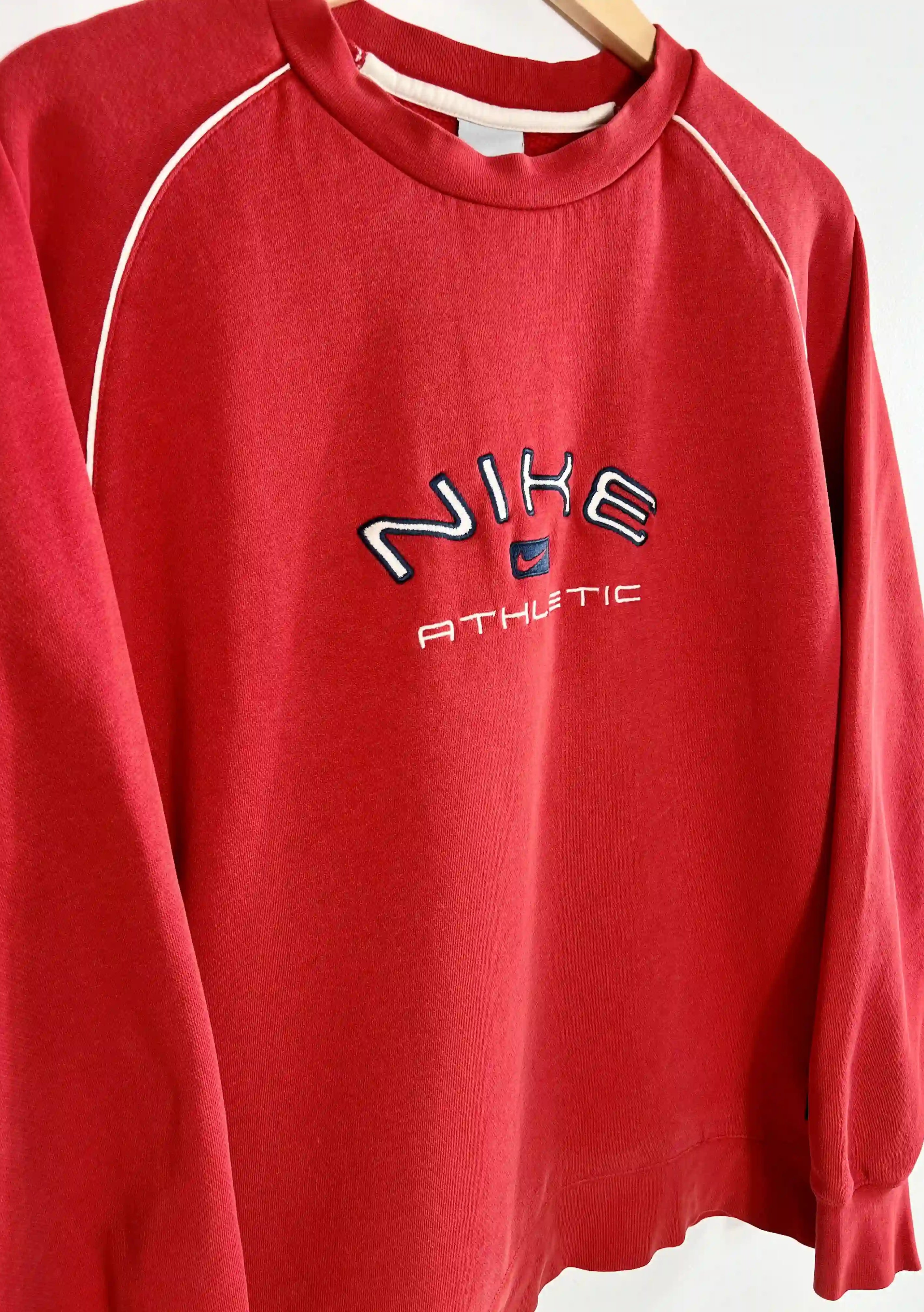 Sweatshirt Nike Vintage 2000 Rouge vue du logo nike brodé