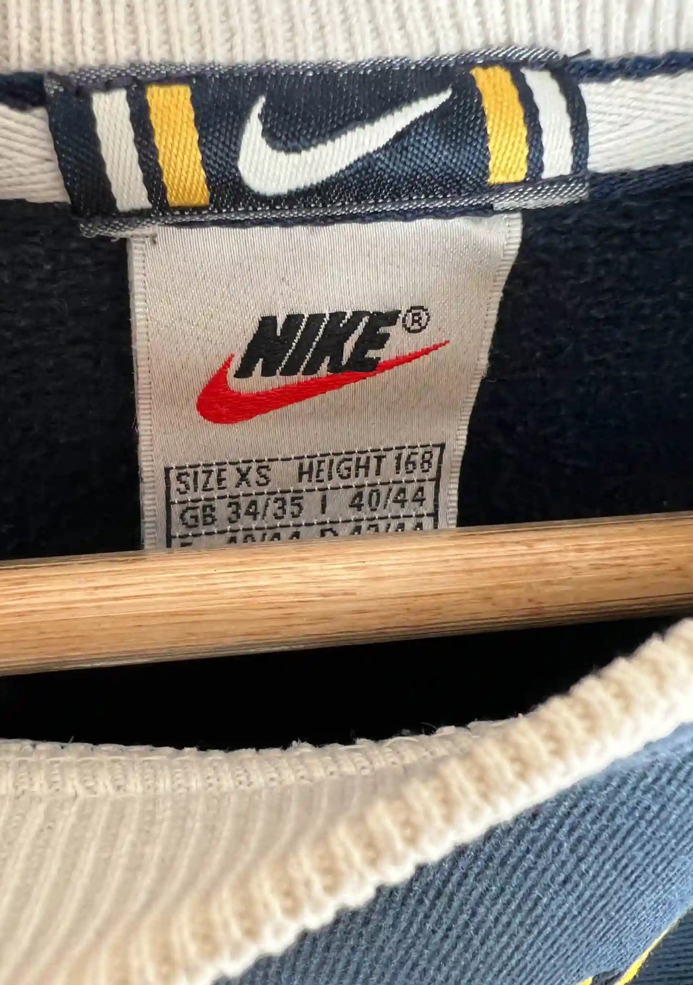 Sweat Nike Vintage 90s Bleu vue de l'etiquette nike vintage