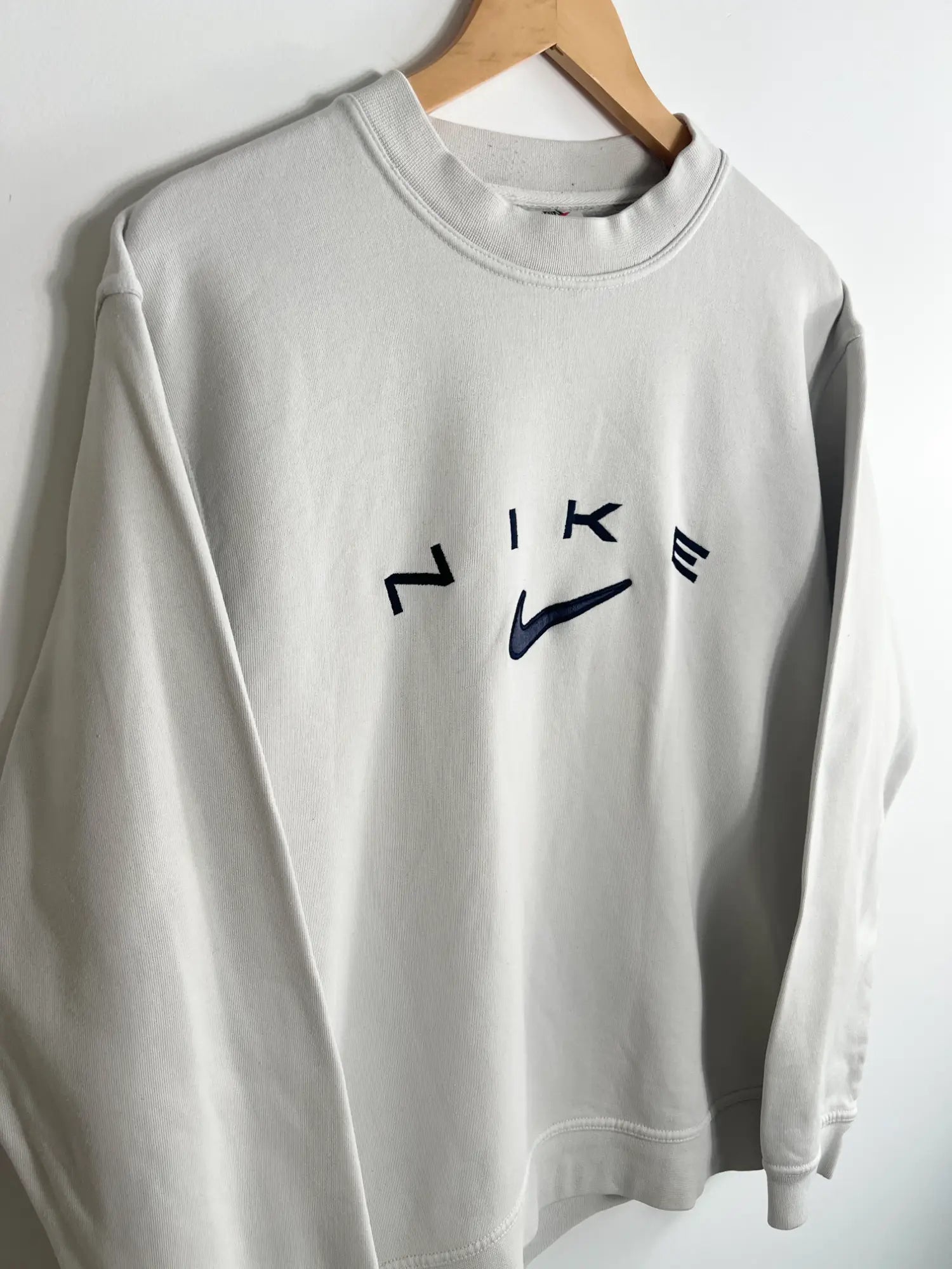 Sweat Nike Vintage 90s blanc vue de coter