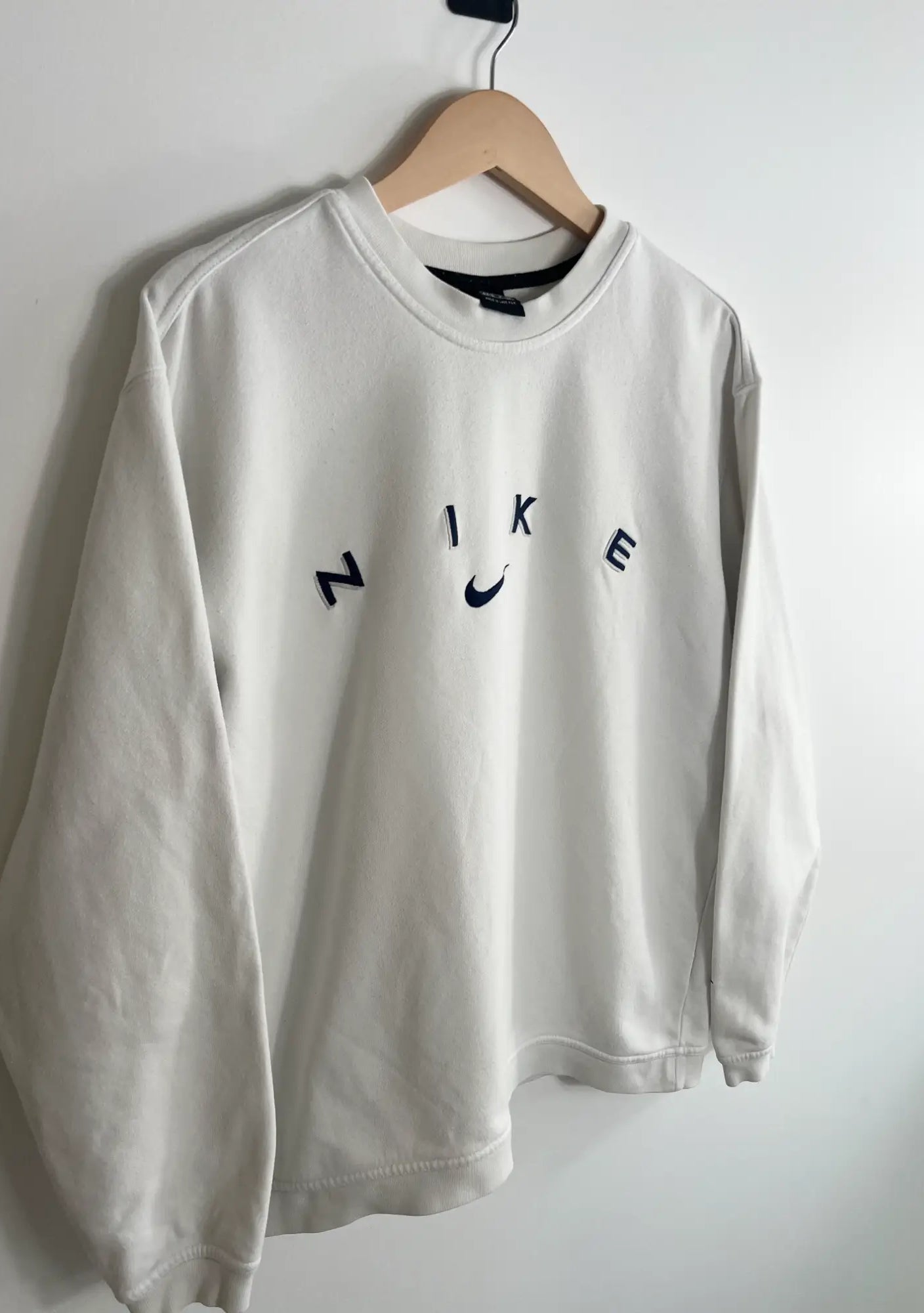 Sweat Nike Vintage 90s blanc vue de coter