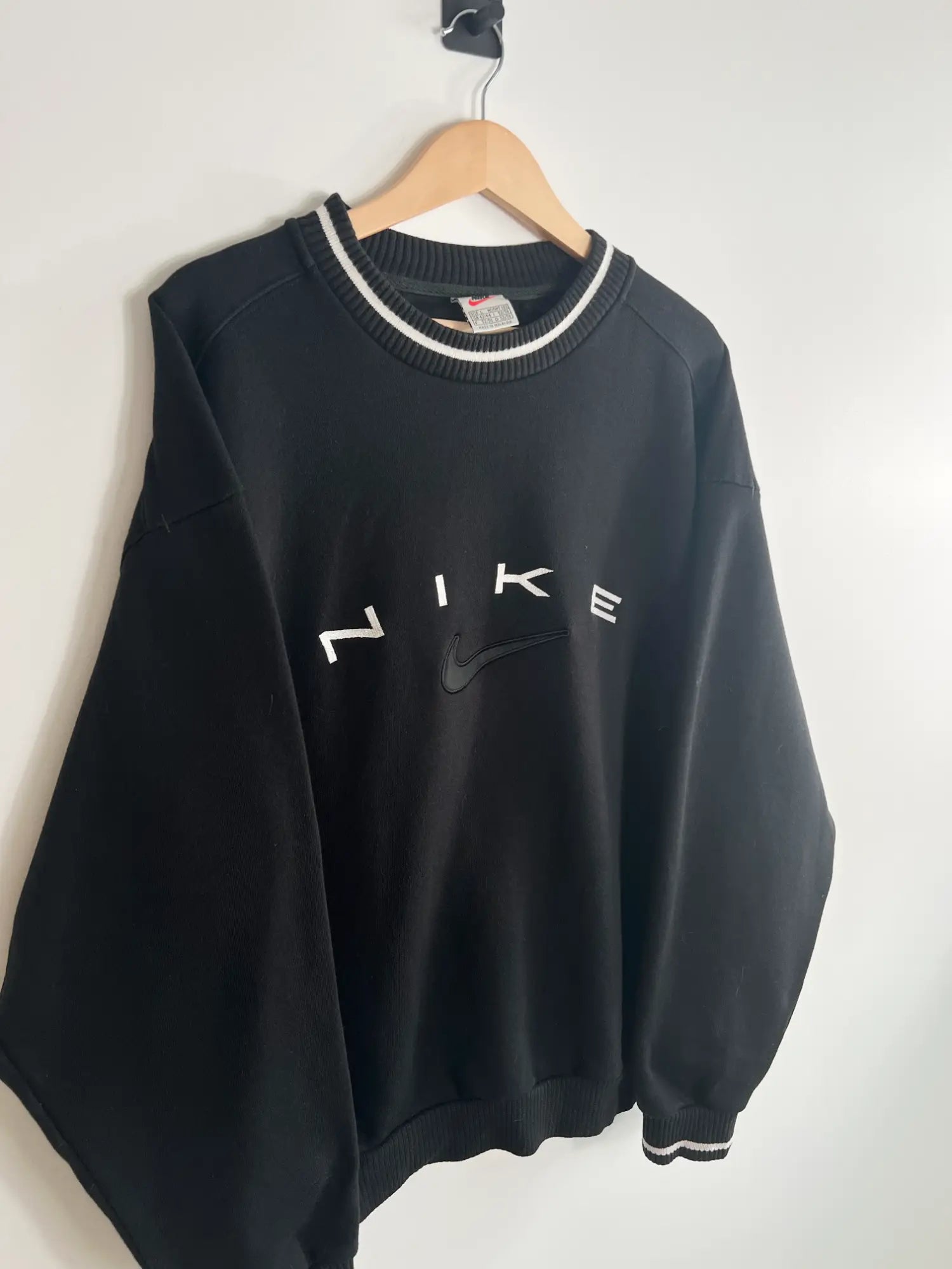 Sweat Nike Vintage 90s noir nike brode blanc vue de coter