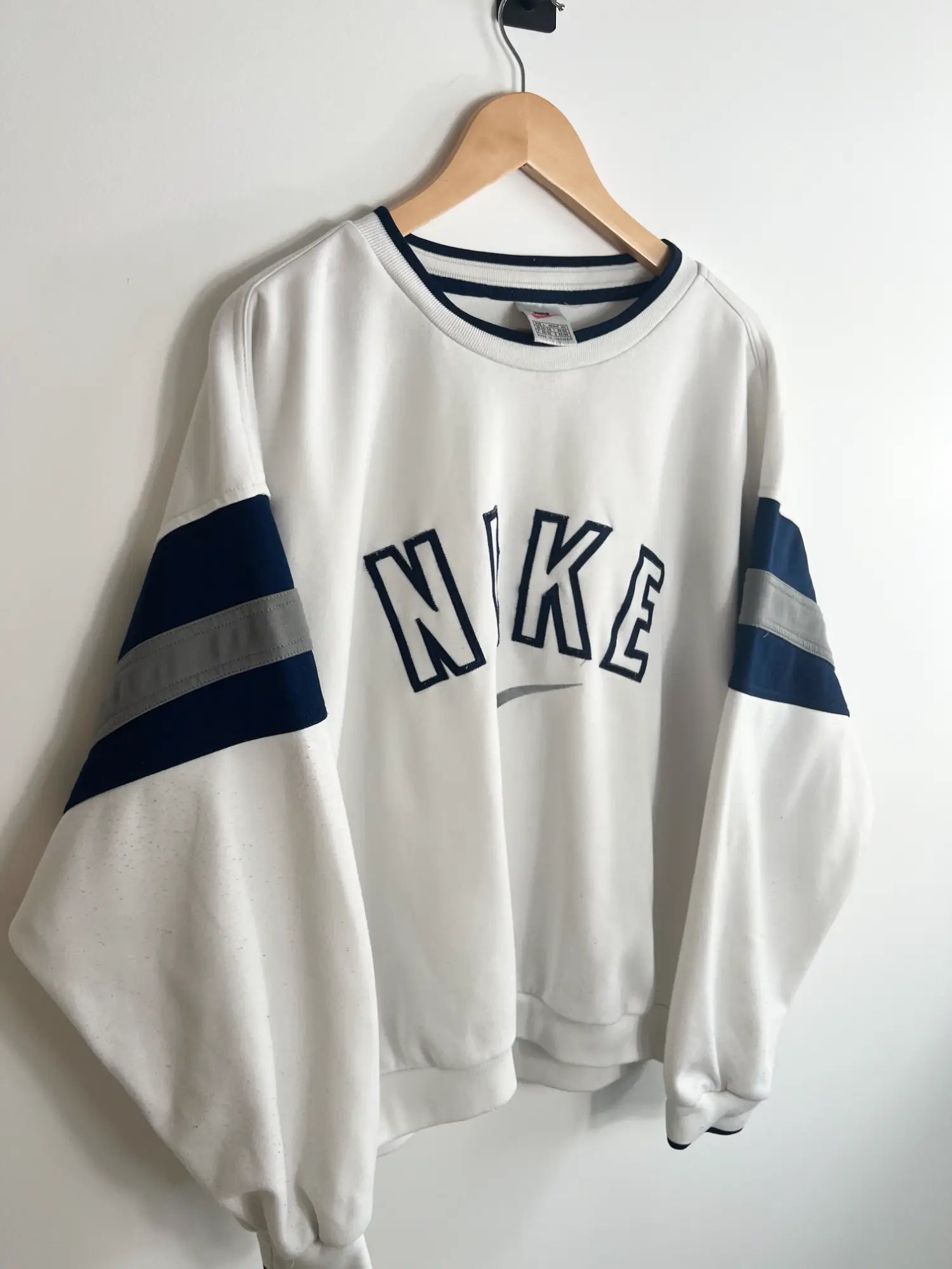 Sweat Nike Vintage 90s blanc avec logo brodé bleu vue de coter