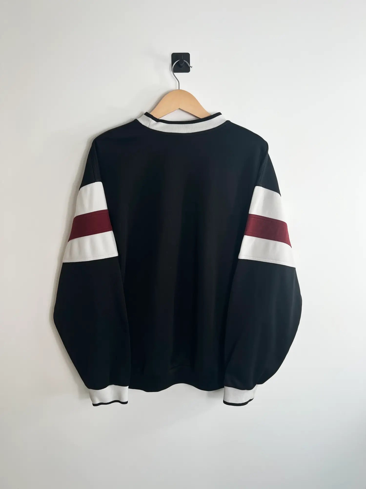 Sweat Nike Vintage 90s noir avec Nike brode vue de dos