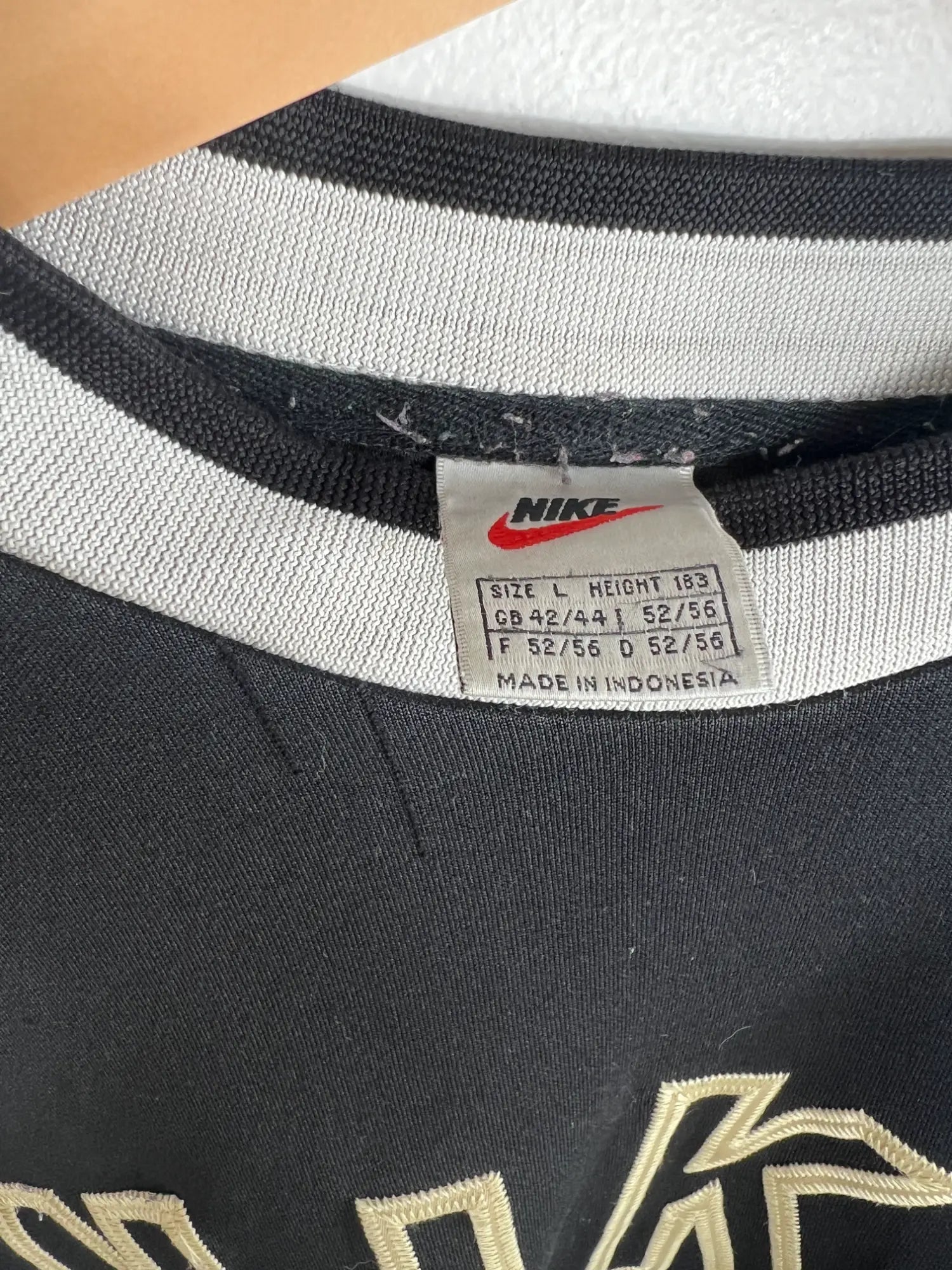 Sweat Nike Vintage 90s noir avec Nike brode vue de etiquette
