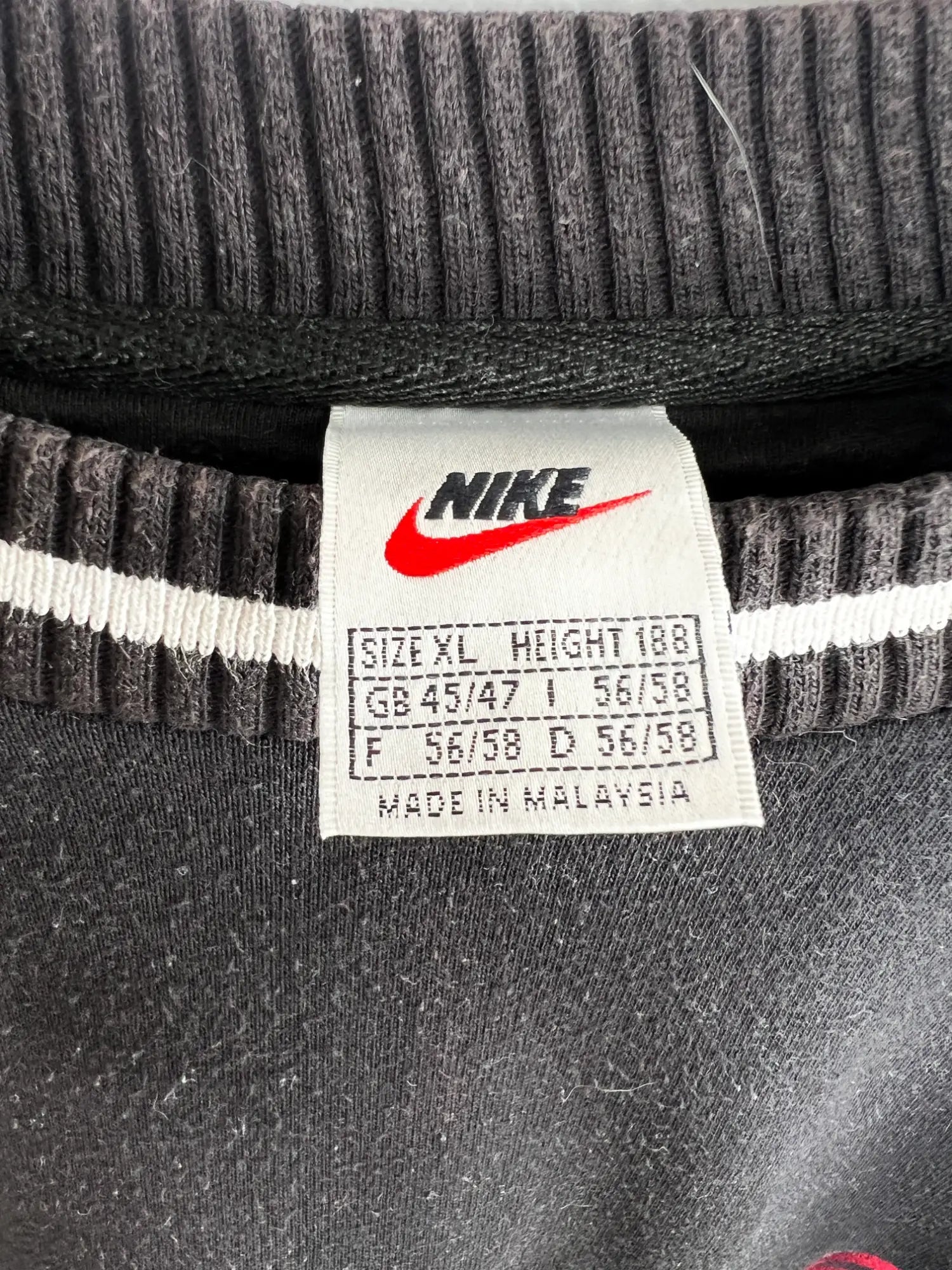 Sweat Nike Vintage 90s noir nike brodé bordeaux vue de etiquette