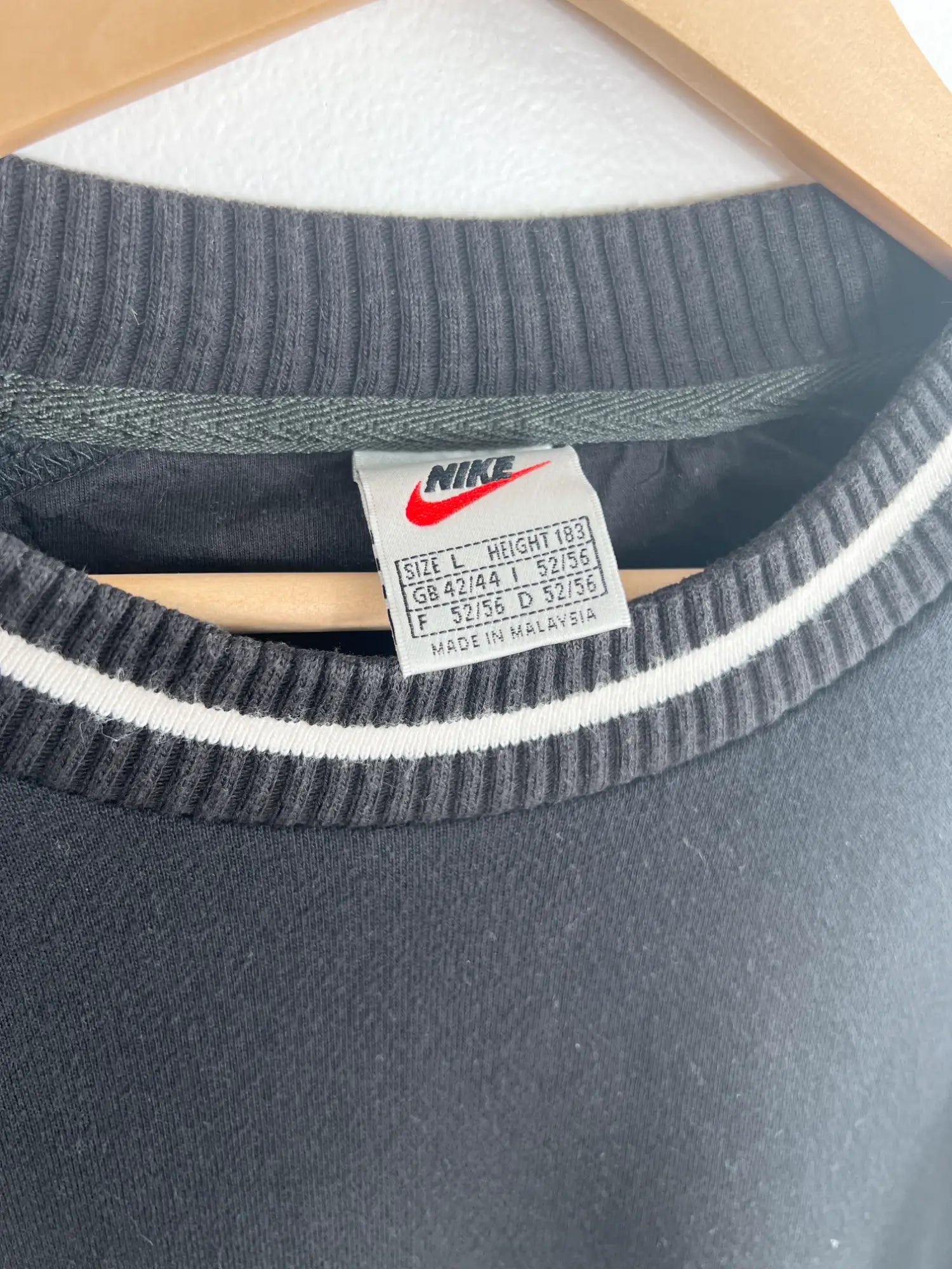 Sweat Nike Vintage 90s noir nike brode blanc vue de etiquette