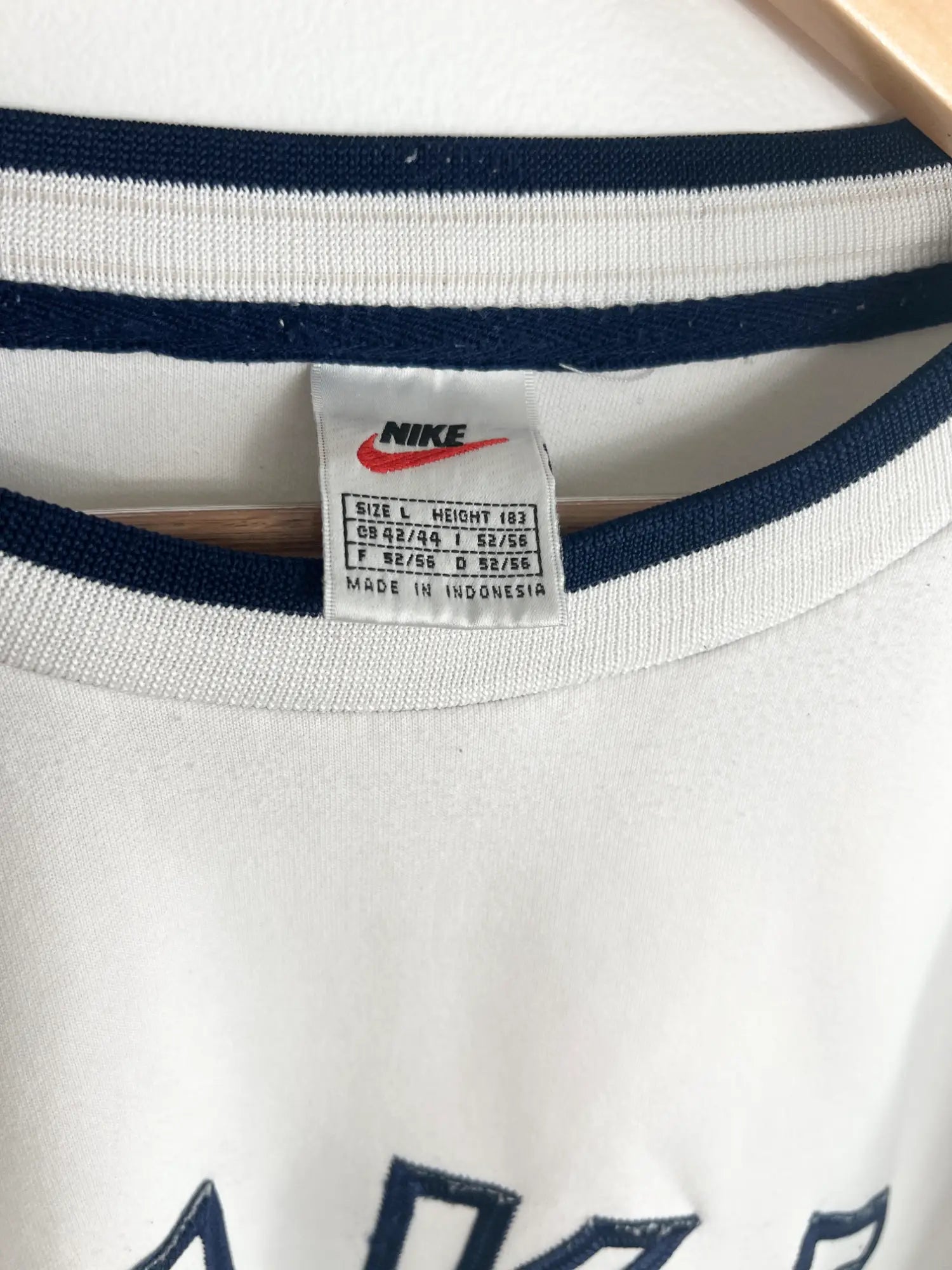 Sweat Nike Vintage 90s blanc avec logo brodé bleu vue de etiquette