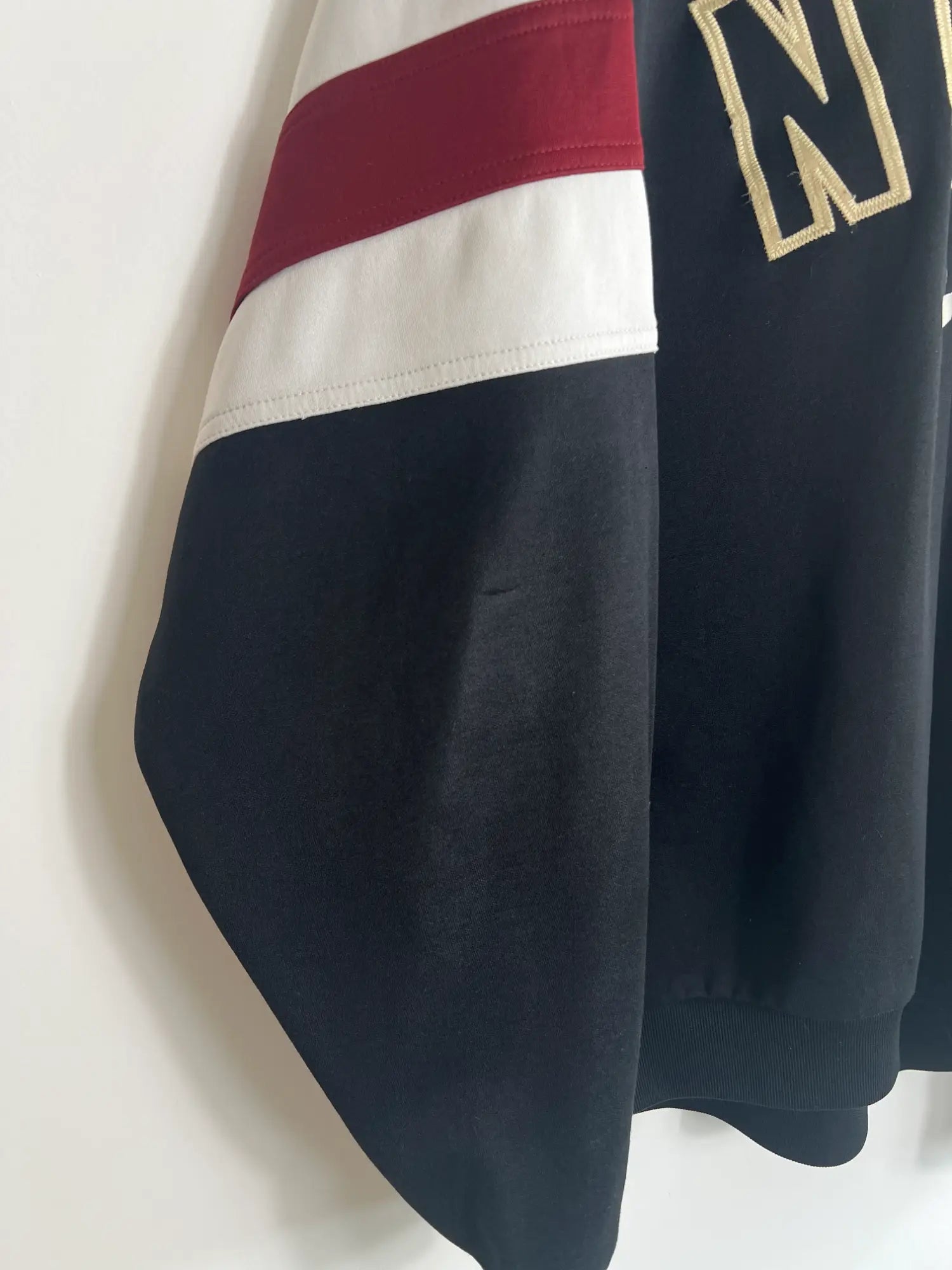 Sweat Nike Vintage 90s noir avec Nike brode vue de manche
