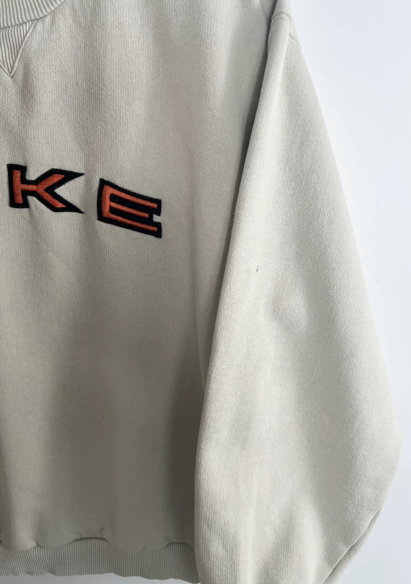Sweat Nike Vintage 90s crème vue de manche