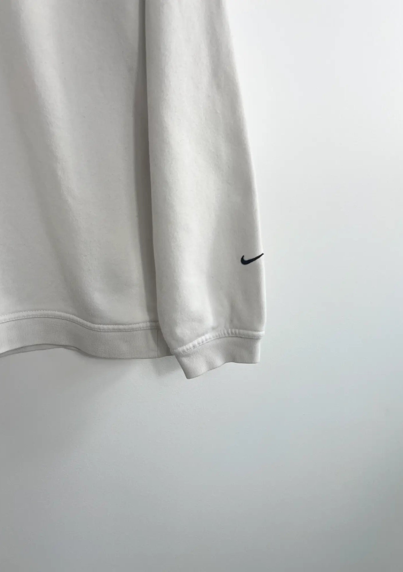Sweat Nike Vintage 90s blanc vue de la manche