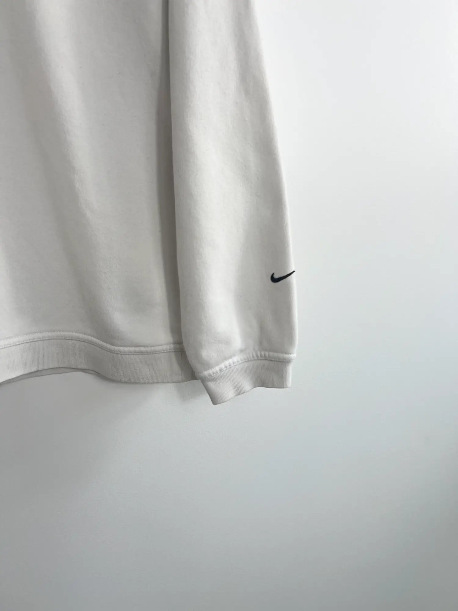 Sweat Nike Vintage 90s blanc vue de la manche