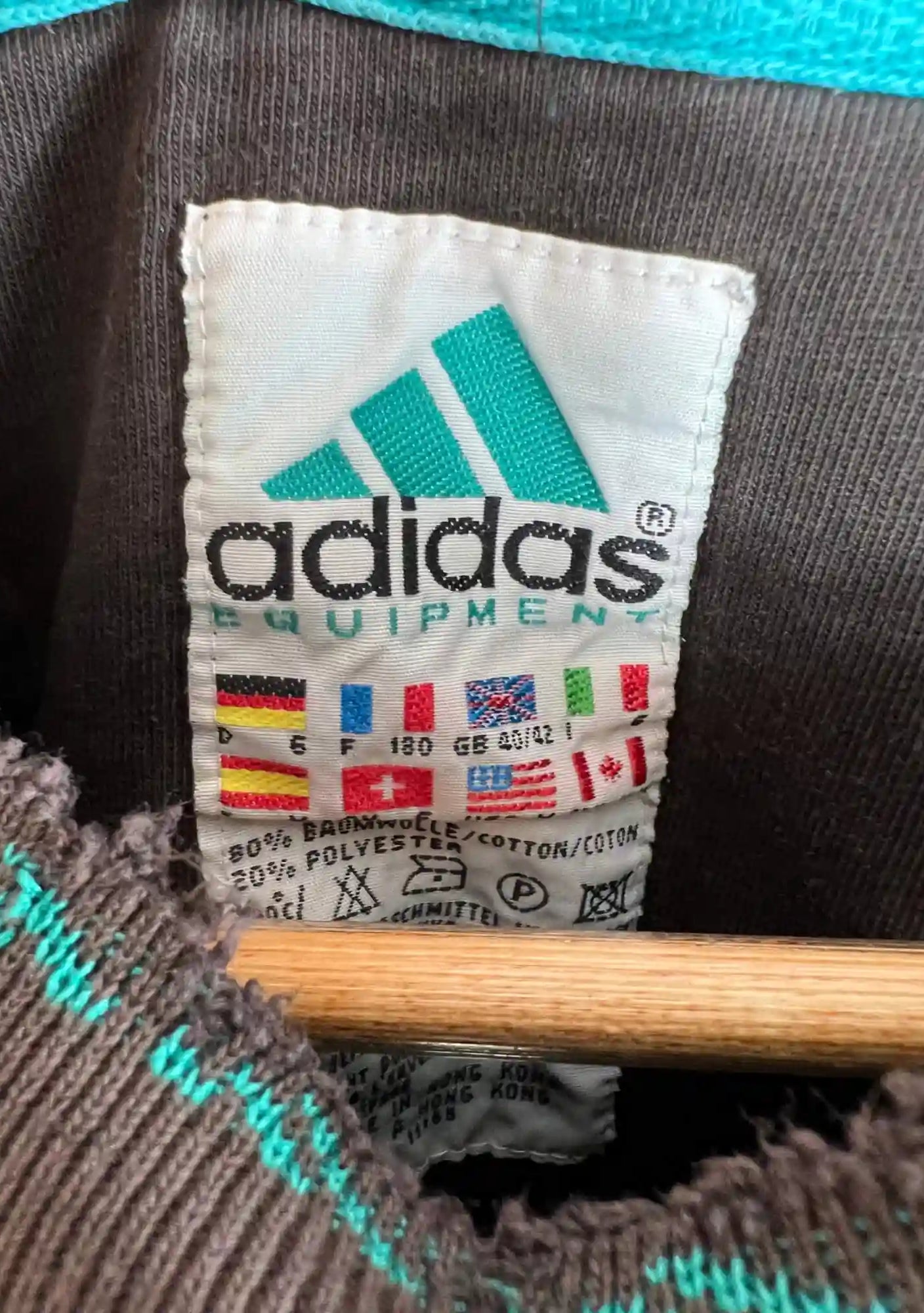 Sweatshirt Adidas Equipment Vintage 90s Noir vue de l'etiquette adidas