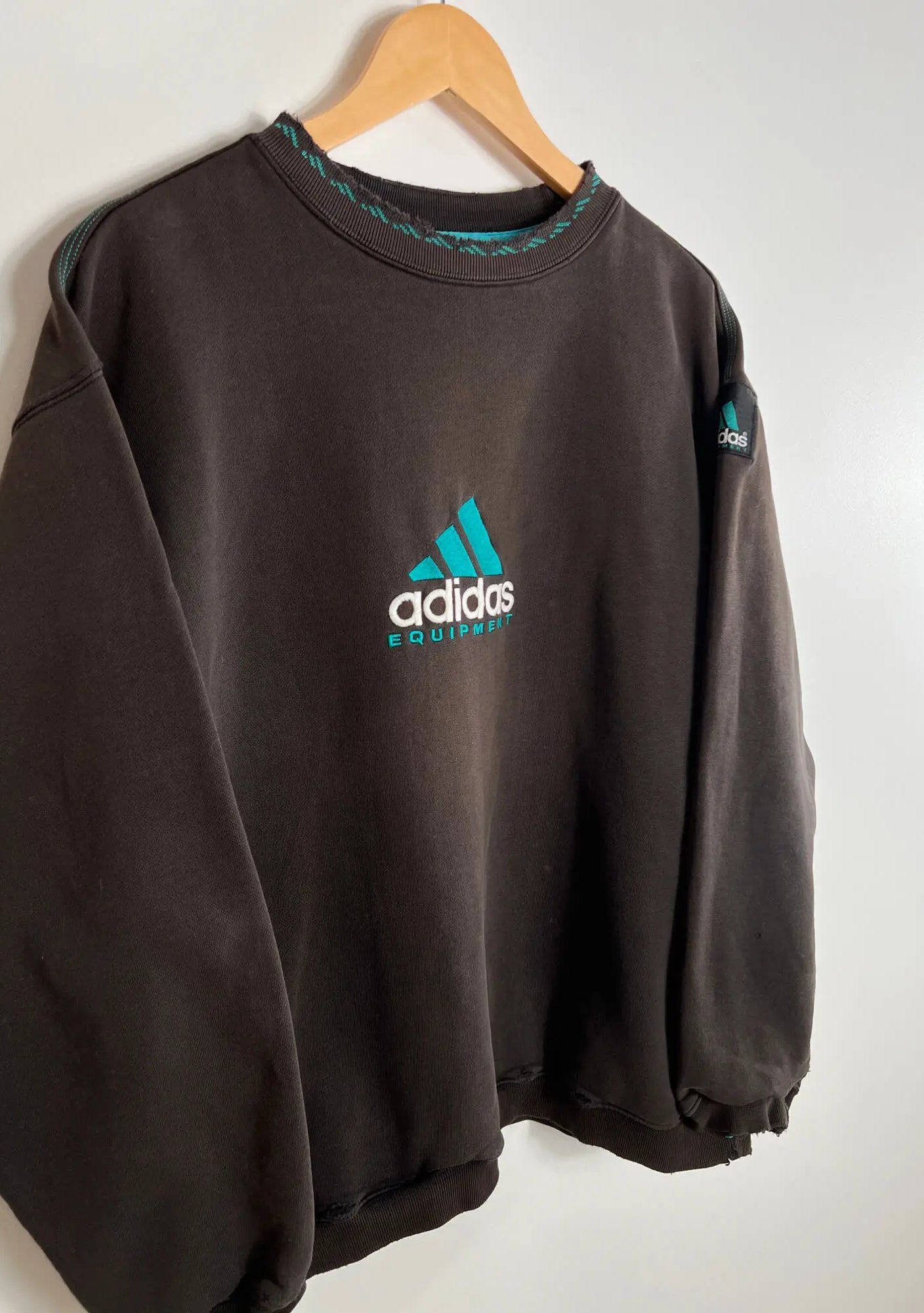 Sweatshirt Adidas Equipment Vintage 90s Noir vue du logo adidas