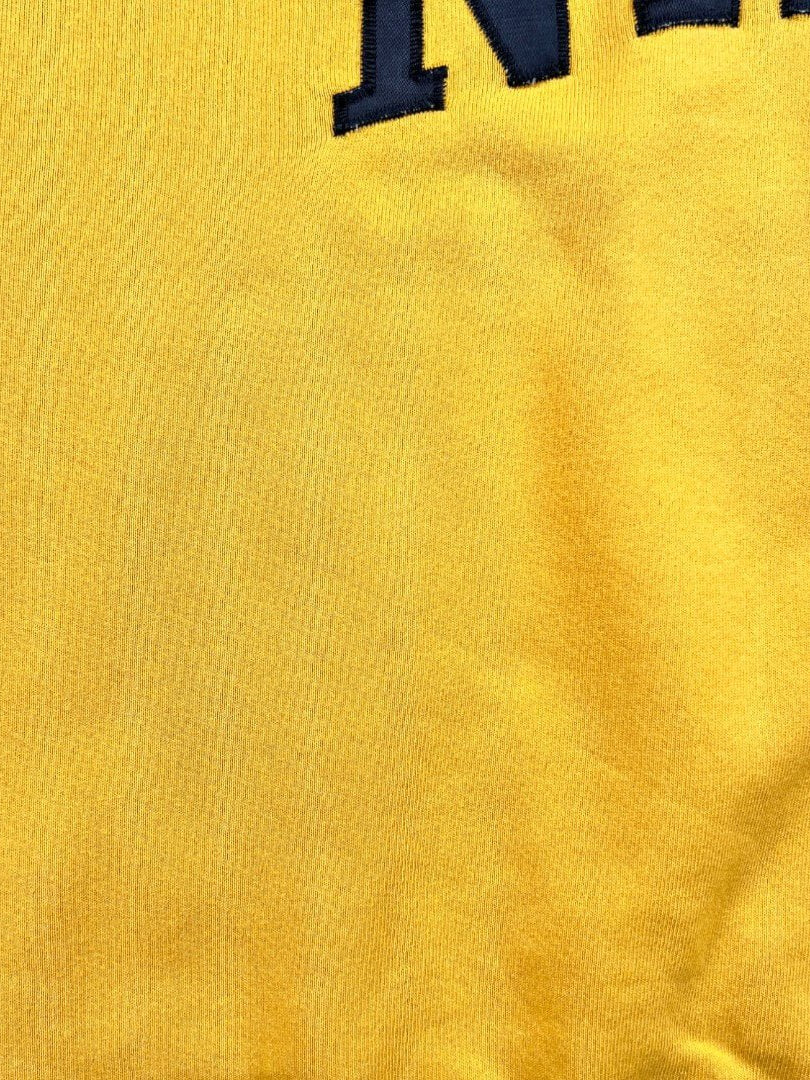 sweatshirt nike vintage jaune des années 1990 avec le logo brodé en noir vue du logo