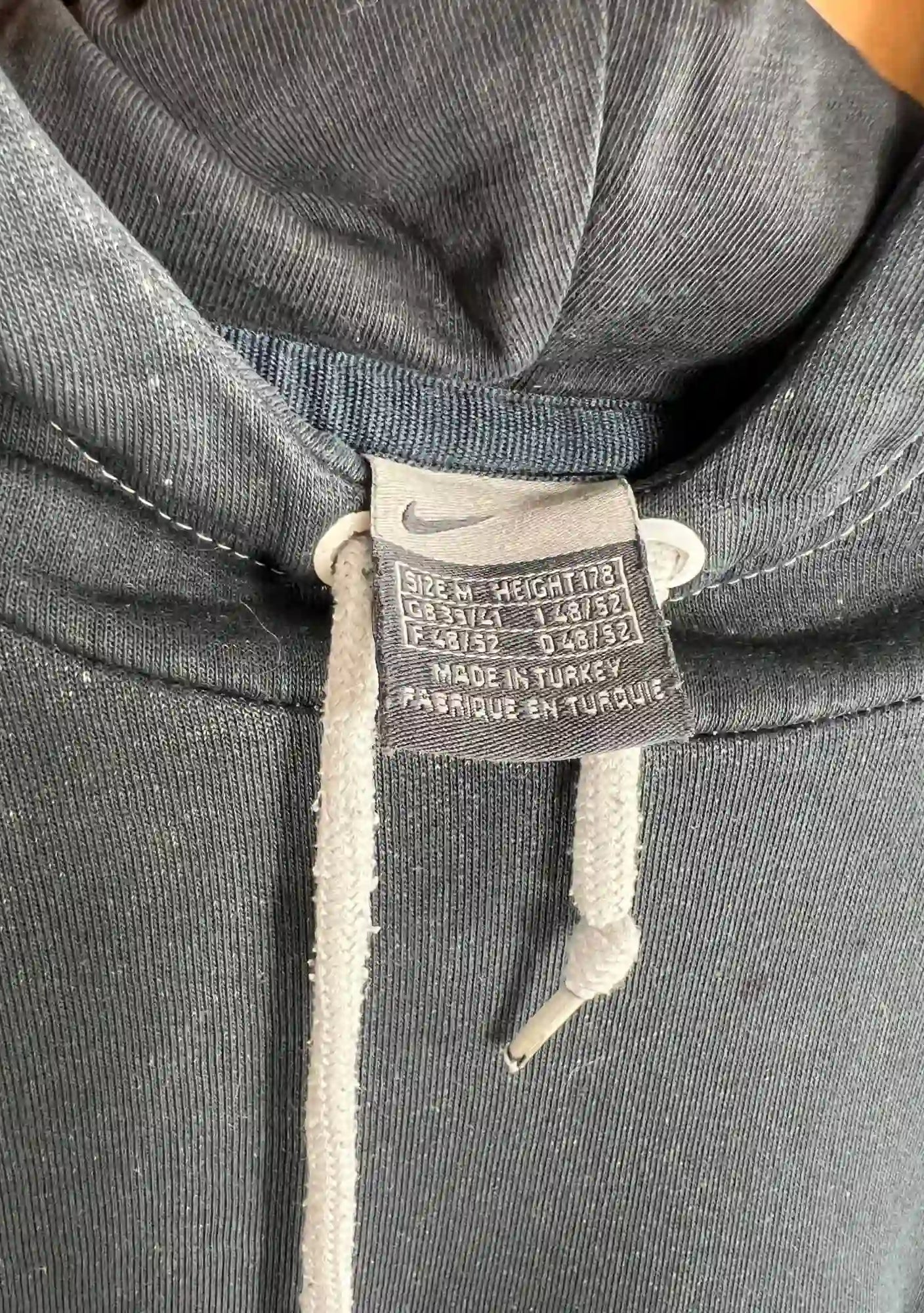 Vintage Black Nike Hoodie vue de etiquette nike