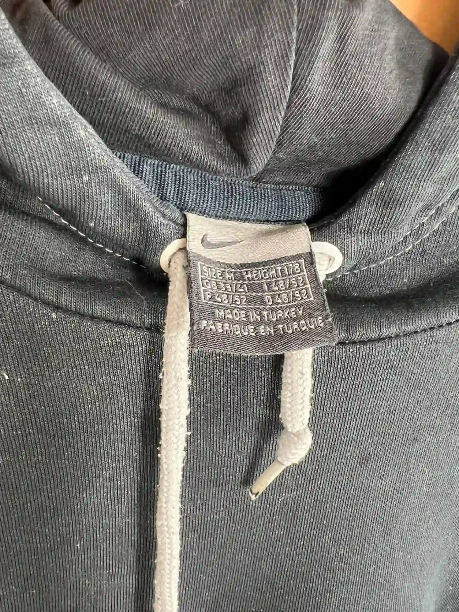 Vintage Black Nike Hoodie vue de etiquette nike