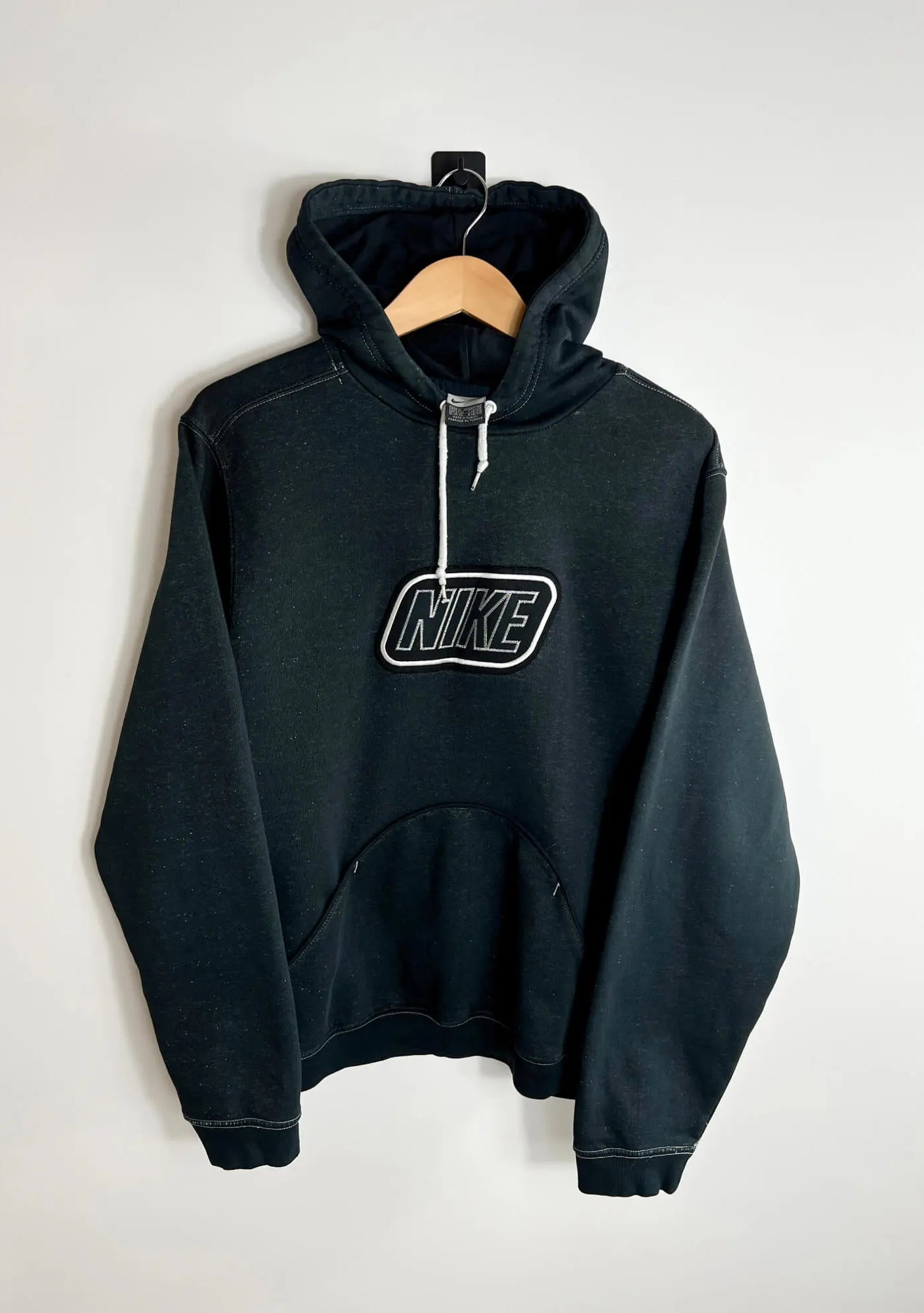 Vintage Black Nike Hoodie vue de face