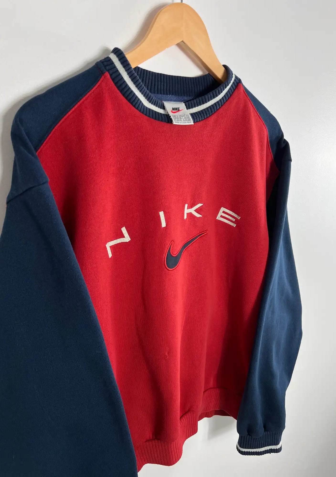 Vintage Nike 90s Sweatshirt Rouge et Bleu vue du logo nike
